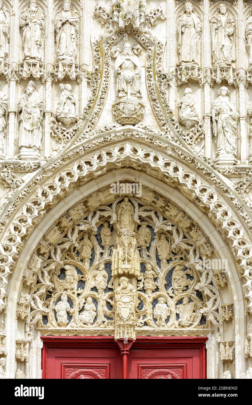 Francia, somme, Baie de somme (baia di somme), chiesa abbaziale di Saint Riquier costruita principalmente nel XIII secolo in stile gotico sgargiante, facciata occidentale, timpano che rappresenta un albero di Jesse con Jesse che dorme in una poltrona con la Vergine che tiene il bambino sopra di lui, sopra la Trinità schierata da due sacerdoti Eustache le Quieux e Thibault de Bayencourt, dieci apostoli Foto Stock