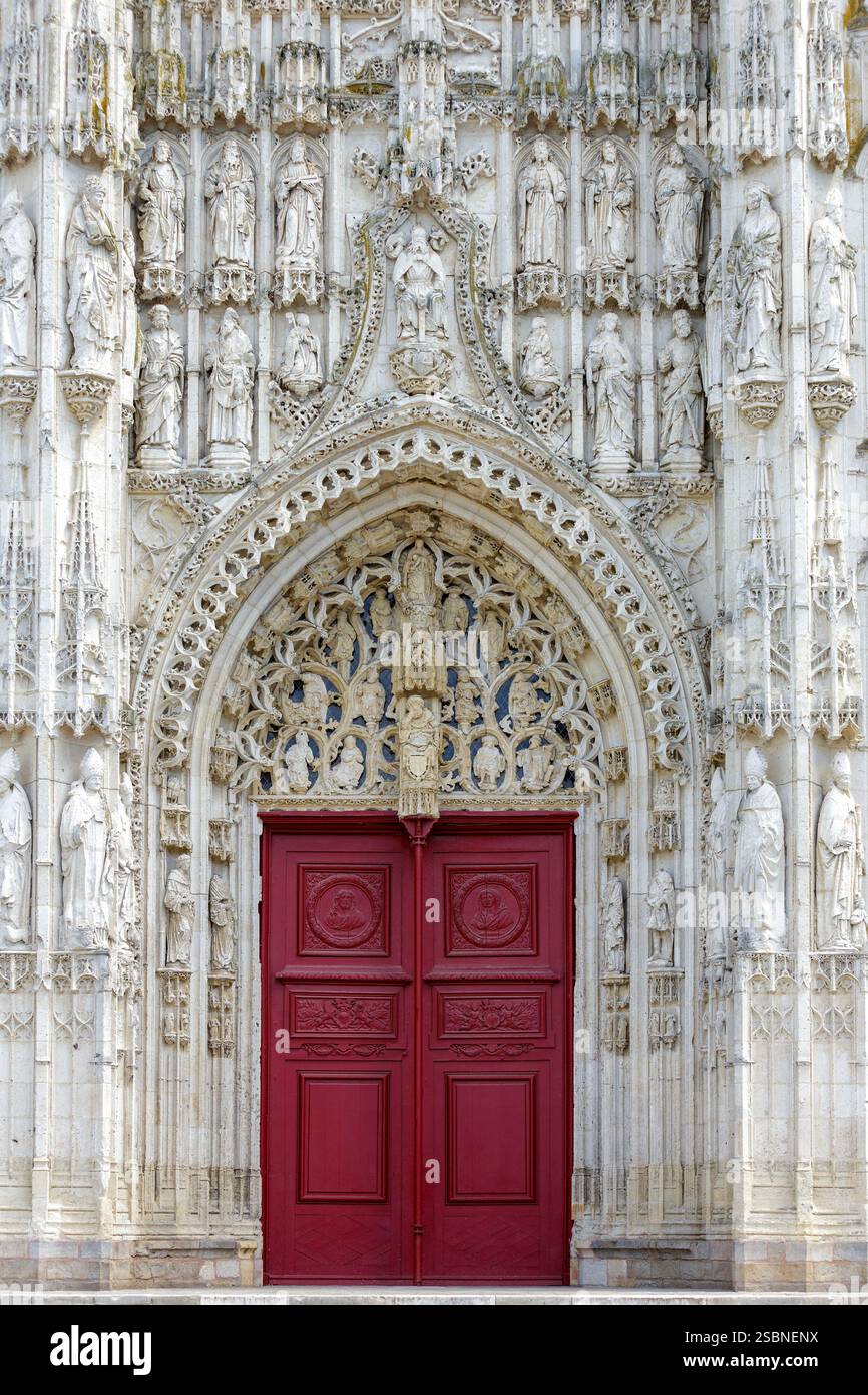 Francia, somme, Baie de somme (baia di somme), chiesa abbaziale di Saint Riquier costruita principalmente nel XIII secolo in stile gotico sgargiante, facciata occidentale, timpano che rappresenta un albero di Jesse con Jesse che dorme in una poltrona con la Vergine che tiene il bambino sopra di lui, sopra la Trinità schierata da due sacerdoti Eustache le Quieux e Thibault de Bayencourt, dieci apostoli Foto Stock