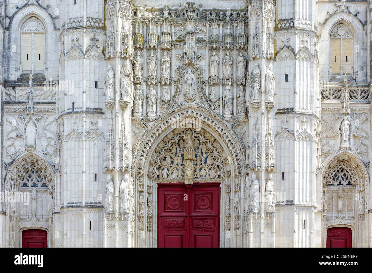 Francia, somme, Baie de somme (baia di somme), chiesa abbaziale di Saint Riquier costruita principalmente nel XIII secolo in stile gotico sgargiante, facciata occidentale, timpano che rappresenta un albero di Jesse con Jesse che dorme in una poltrona con la Vergine che tiene il bambino sopra di lui, sopra la Trinità schierata da due sacerdoti Eustache le Quieux e Thibault de Bayencourt, dieci apostoli Foto Stock