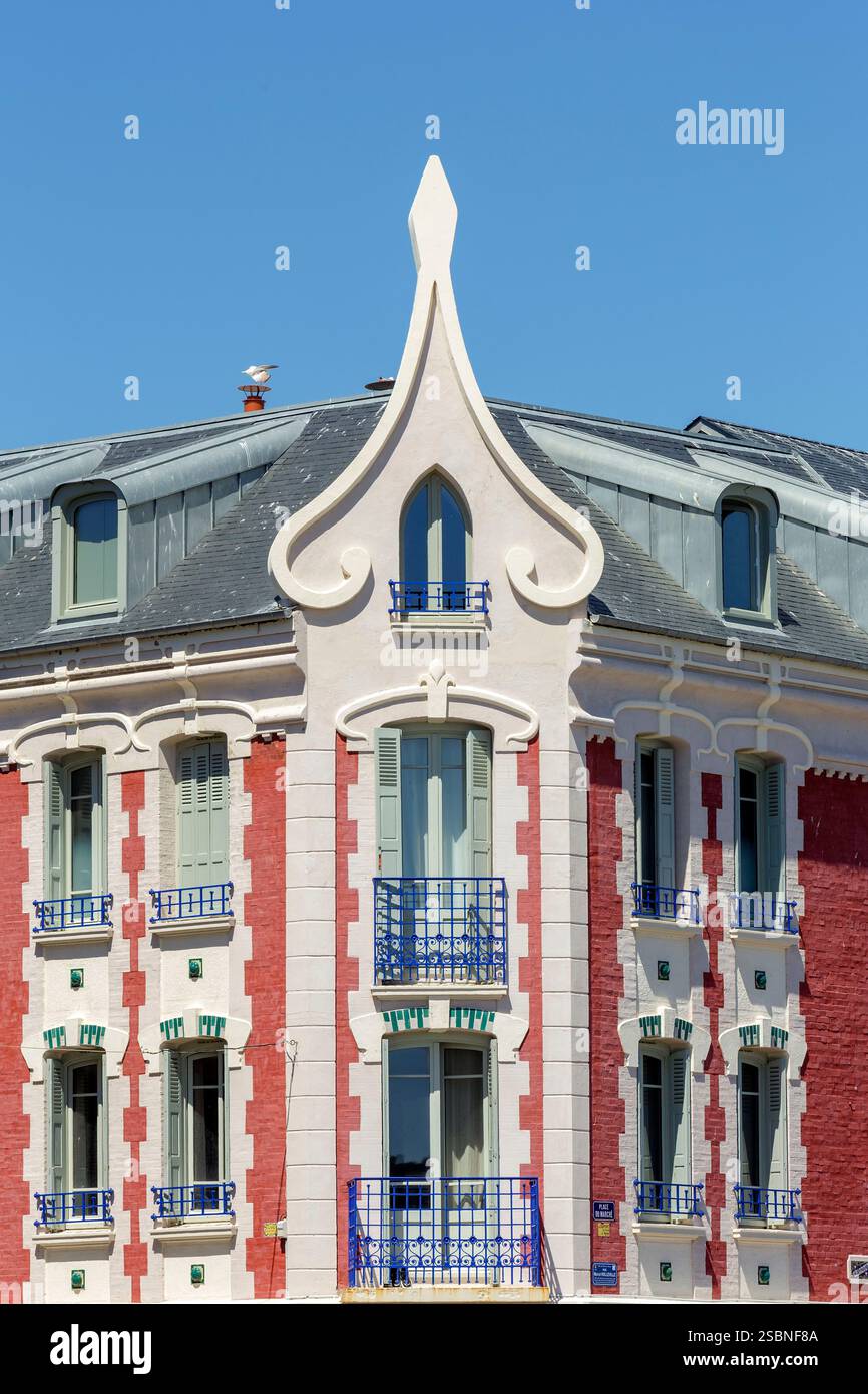 Francia, somme, Baie de somme (baia di somme), Mers les Bains, facciata della casa e dell'edificio di appartamenti Jeannot costruito tra il 1906 e il 1910 dall'architetto Jules Dupont costruito in diversi stili patrimonio dell'epoca in cui il mare e il sole cominciarono a diventare popolari negli anni '1860 e dopo nel quartiere balneare etichettato Site Patrimoinial Remarquable, situato Place du Marche all'angolo tra Rue Marcel Hollville e Maurice Dupont Foto Stock