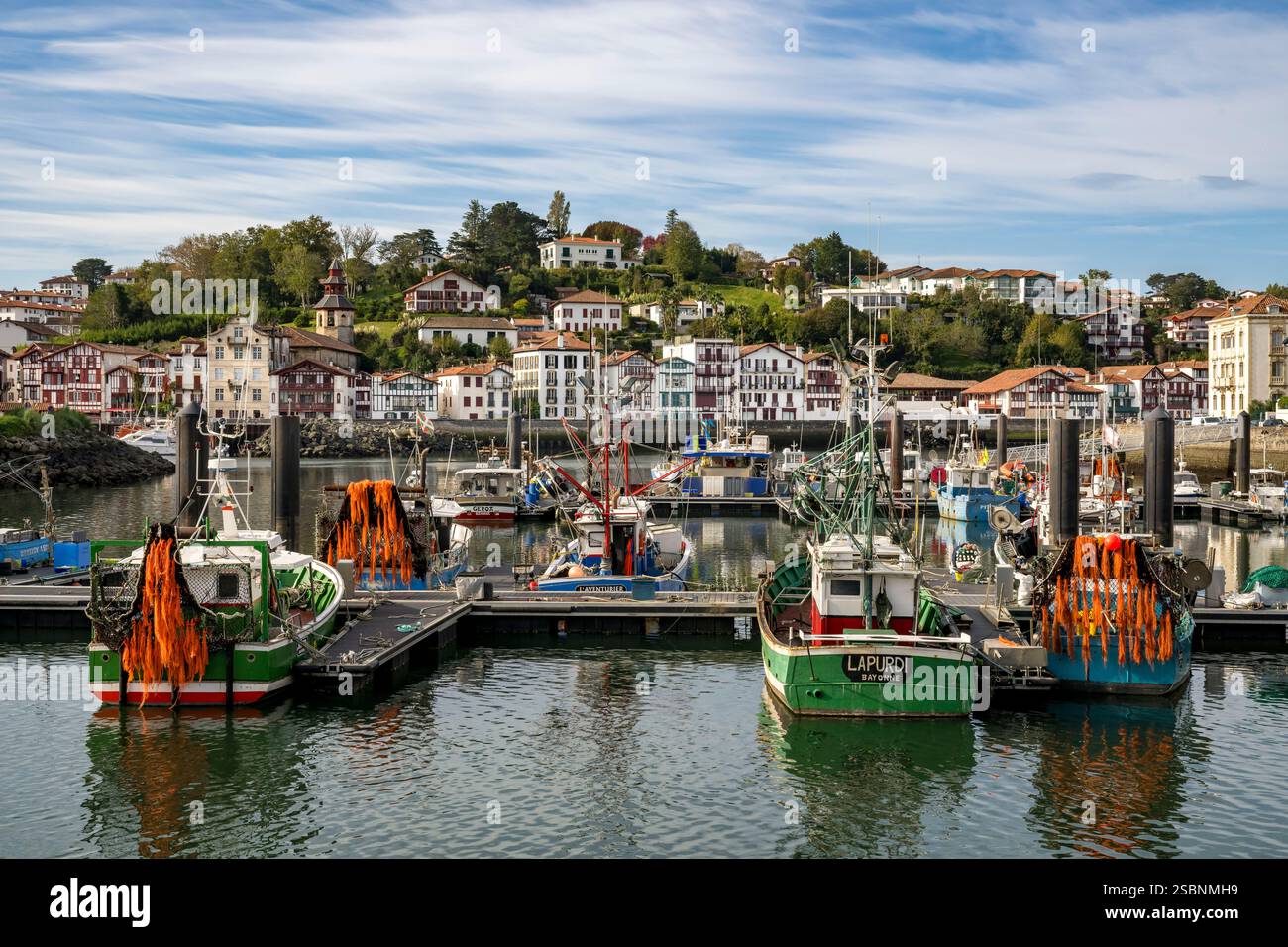 Francia, Pirenei Atlantiques, Paesi Baschi, Saint Jean de Luz, il porto dei pescatori e Ciboure sullo sfondo Foto Stock