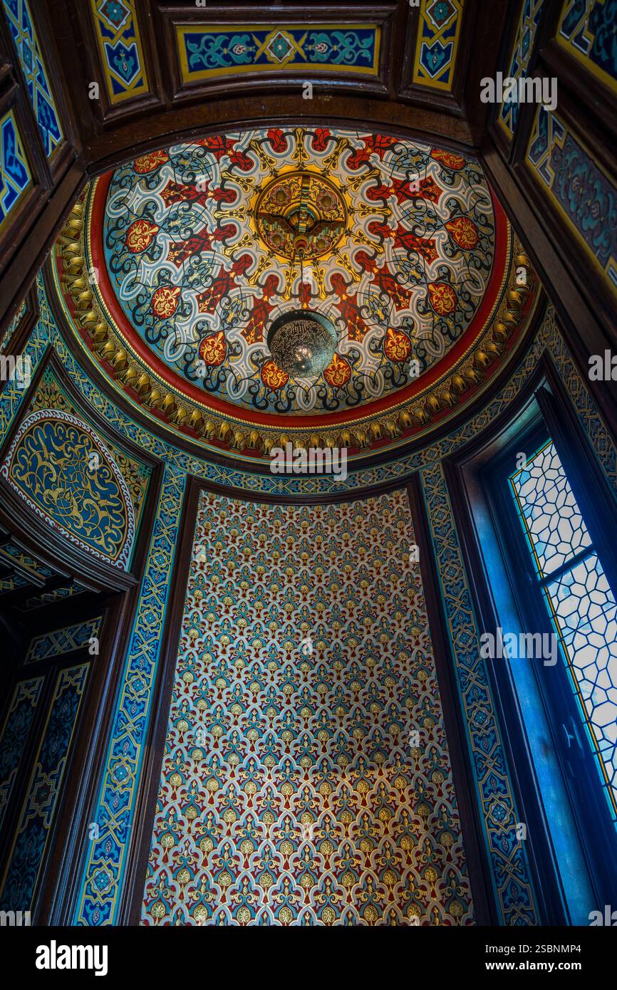 Francia, Pirenei Atlantiques, Paese Basco costa, Hendaye, Abbadia castello costruito nel 1870 da Eugène Viollet-le-Duc per Antoine d'Abbadie d'Arrast, l'Arabo sala fumatori con la sua cupola dipinta e stile moresco pareti del personale Foto Stock