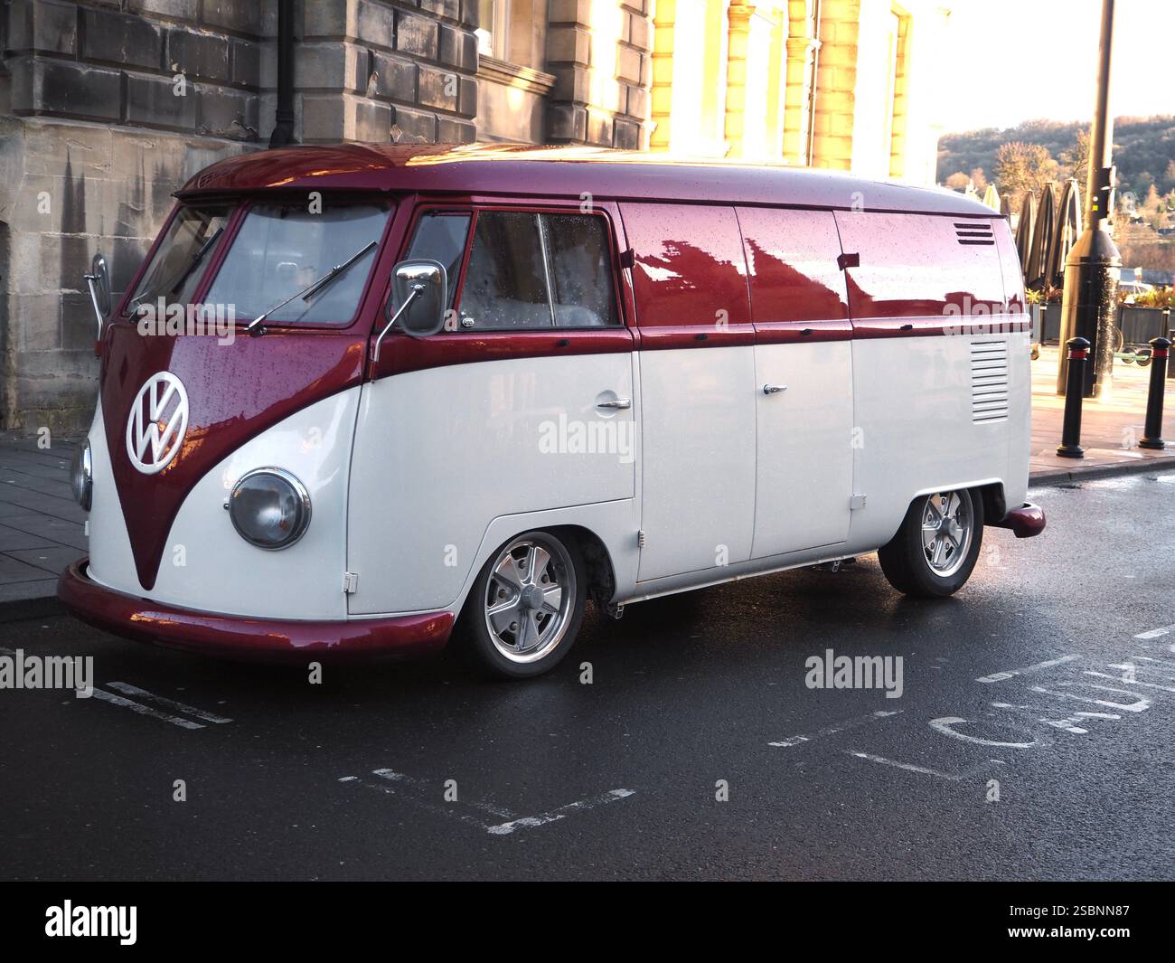 Furgone commerciale Volkswagen tipo 2 a schermo diviso restaurato e rifinito in due colori bianco e marrone. Vista del lato sinistro con porte a fienile. Foto Stock