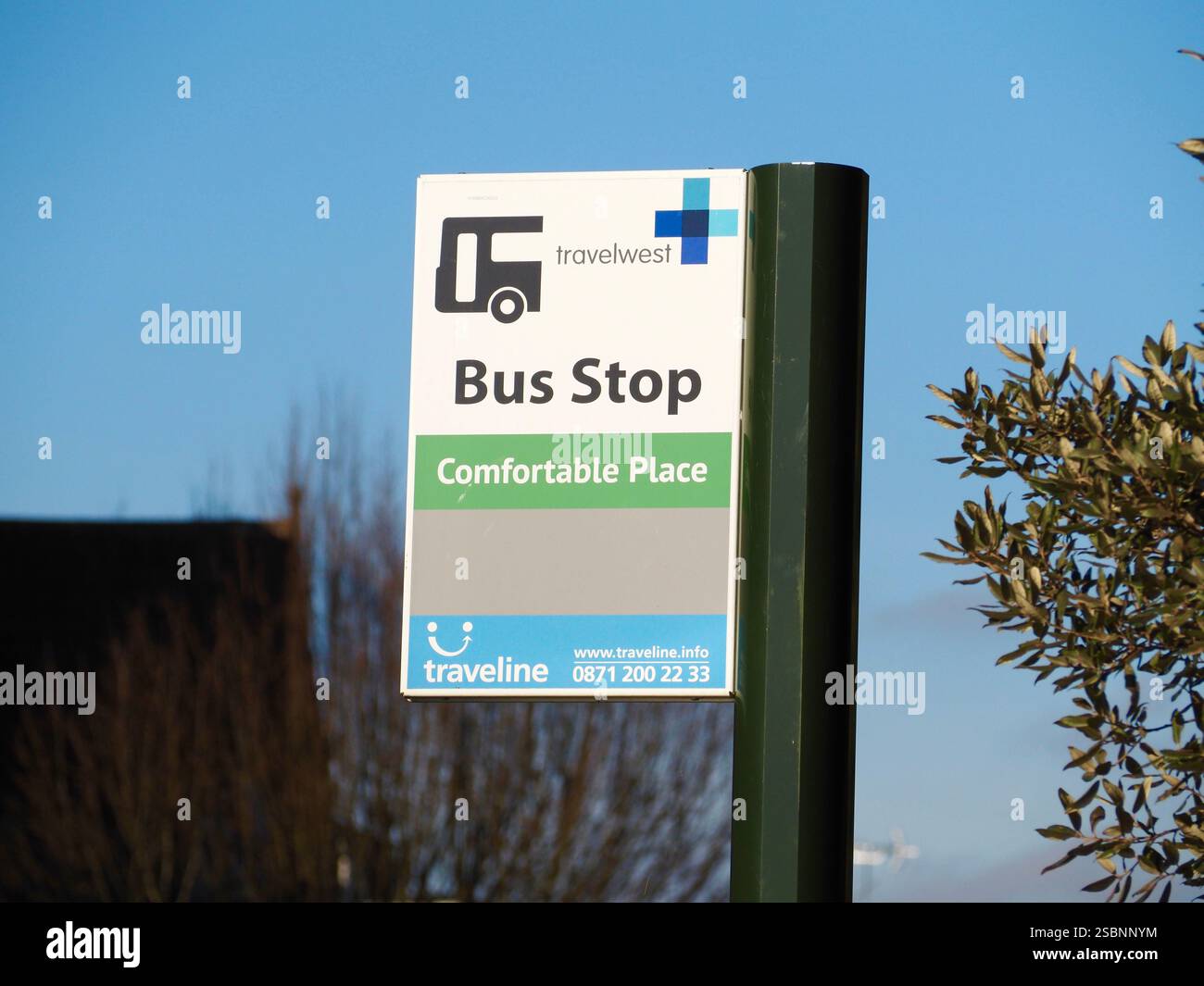 Cartello con la fermata dell'autobus Travelwest con il logo dell'autobus in un luogo confortevole, Upper Bristol Road, Bath, Somerset. Foto Stock