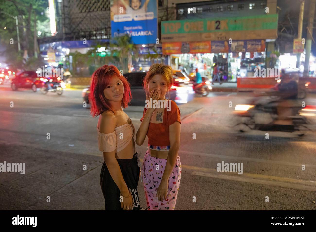 Filippine, Manila, adolescenti dipendenti dai solventi nel mezzo di un crocevia, si sono incontrati durante una delle pattuglie notturne di padre Matthieu Dauchez, sacerdote francese a capo della fondazione Anak-TNK, che aiuta i bambini di strada Foto Stock