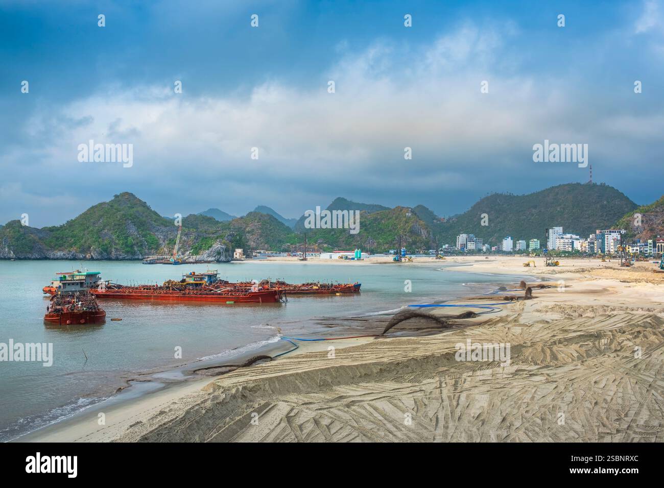 Vietnam, provincia di Haiphong, isola di Cat Ba, città di Cat Ba, enorme sito di costruzione del complesso di ecoturismo e resort nella baia centrale di Cat Ba lanciato nel 2024 dalla città di hai Phong e dal gruppo vietnamita Sun Group Foto Stock