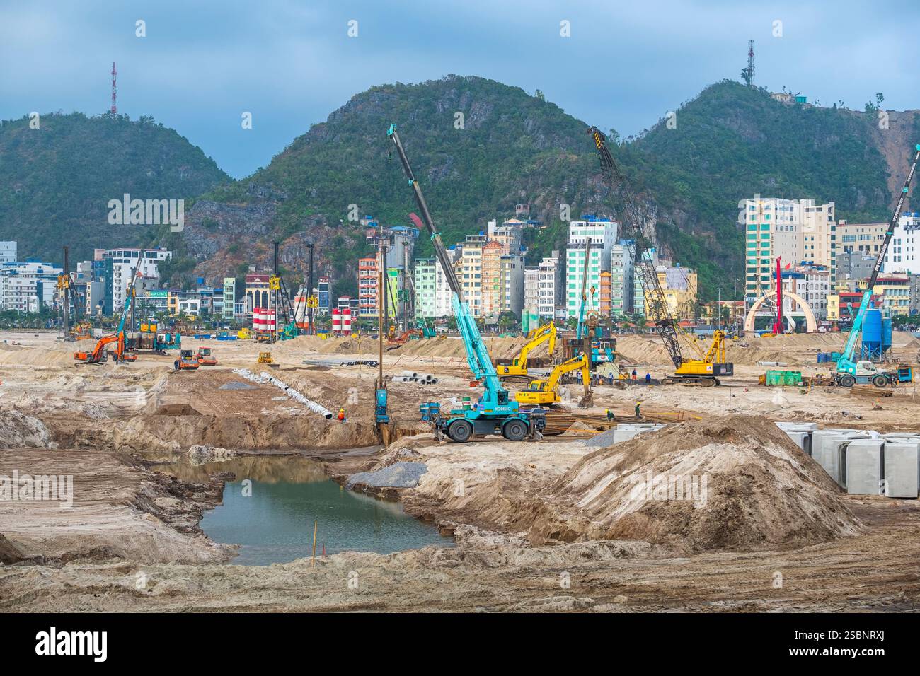 Vietnam, provincia di Haiphong, isola di Cat Ba, città di Cat Ba, enorme sito di costruzione del complesso di ecoturismo e resort nella baia centrale di Cat Ba lanciato nel 2024 dalla città di hai Phong e dal gruppo vietnamita Sun Group Foto Stock