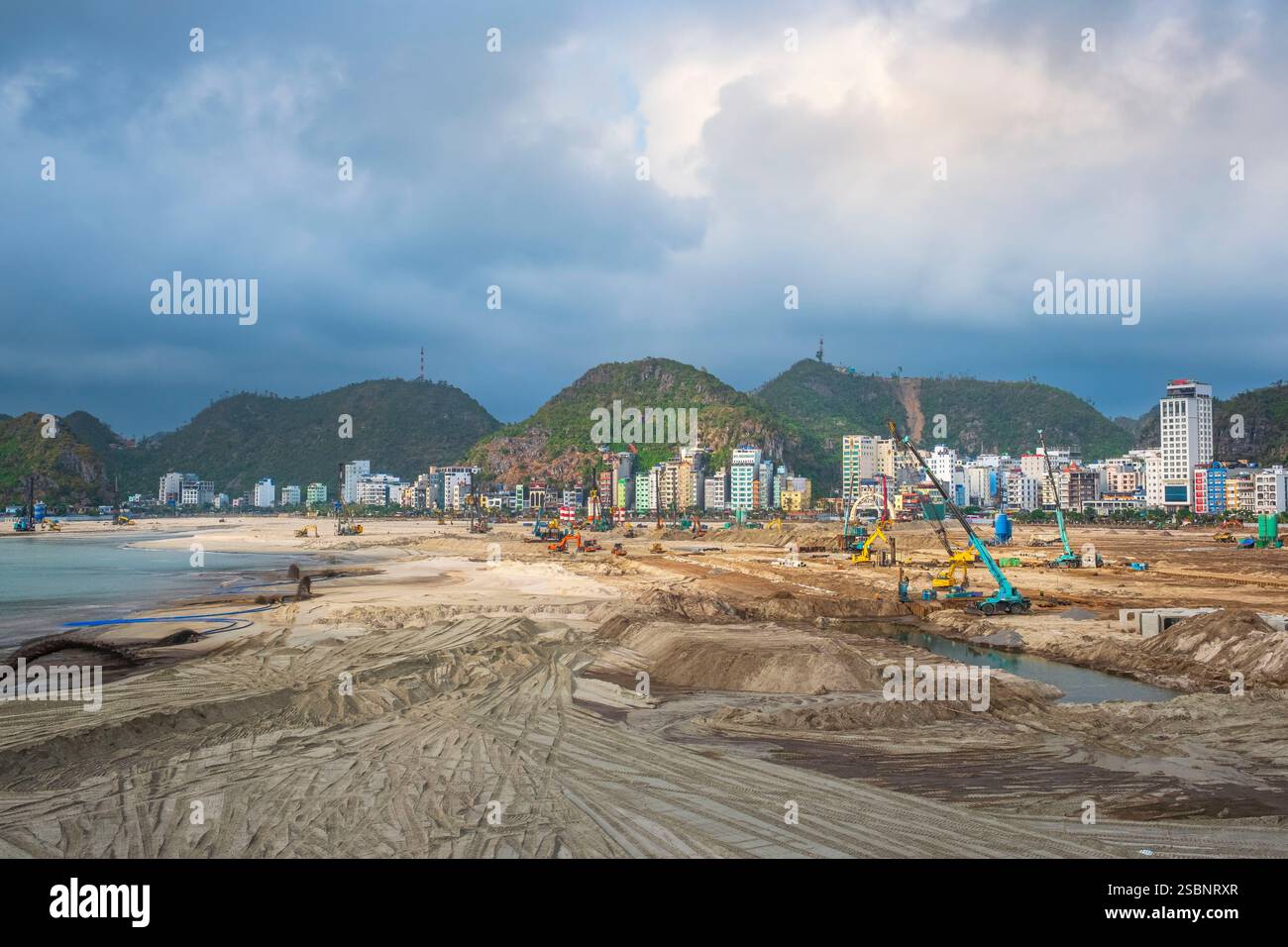 Vietnam, provincia di Haiphong, isola di Cat Ba, città di Cat Ba, enorme sito di costruzione del complesso di ecoturismo e resort nella baia centrale di Cat Ba lanciato nel 2024 dalla città di hai Phong e dal gruppo vietnamita Sun Group Foto Stock