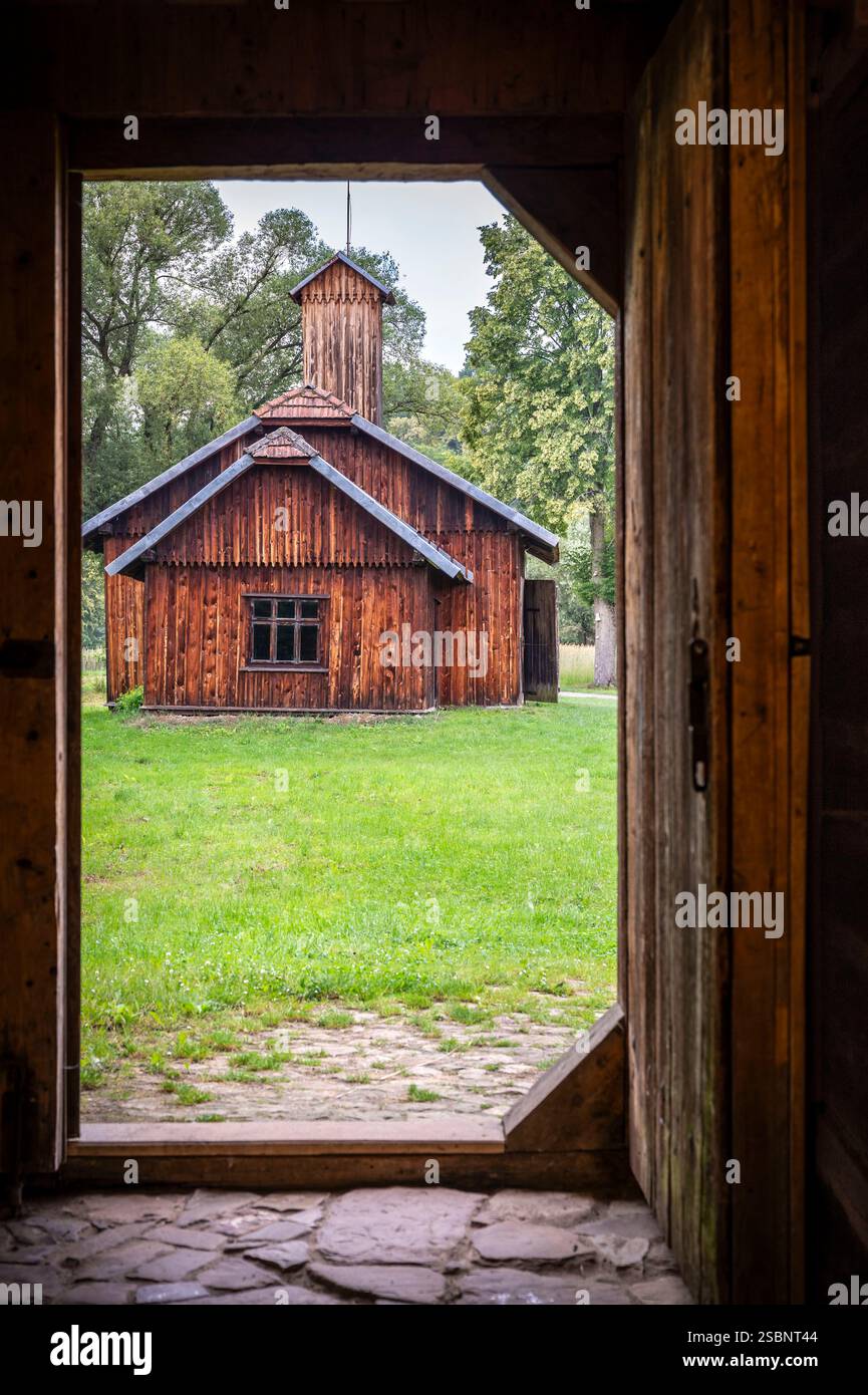 Polonia, Precarpazi, Sanok Open-Air Museum of Folk Architecture (ecomuseo), Lipinek Volunteer Fire Station Foto Stock