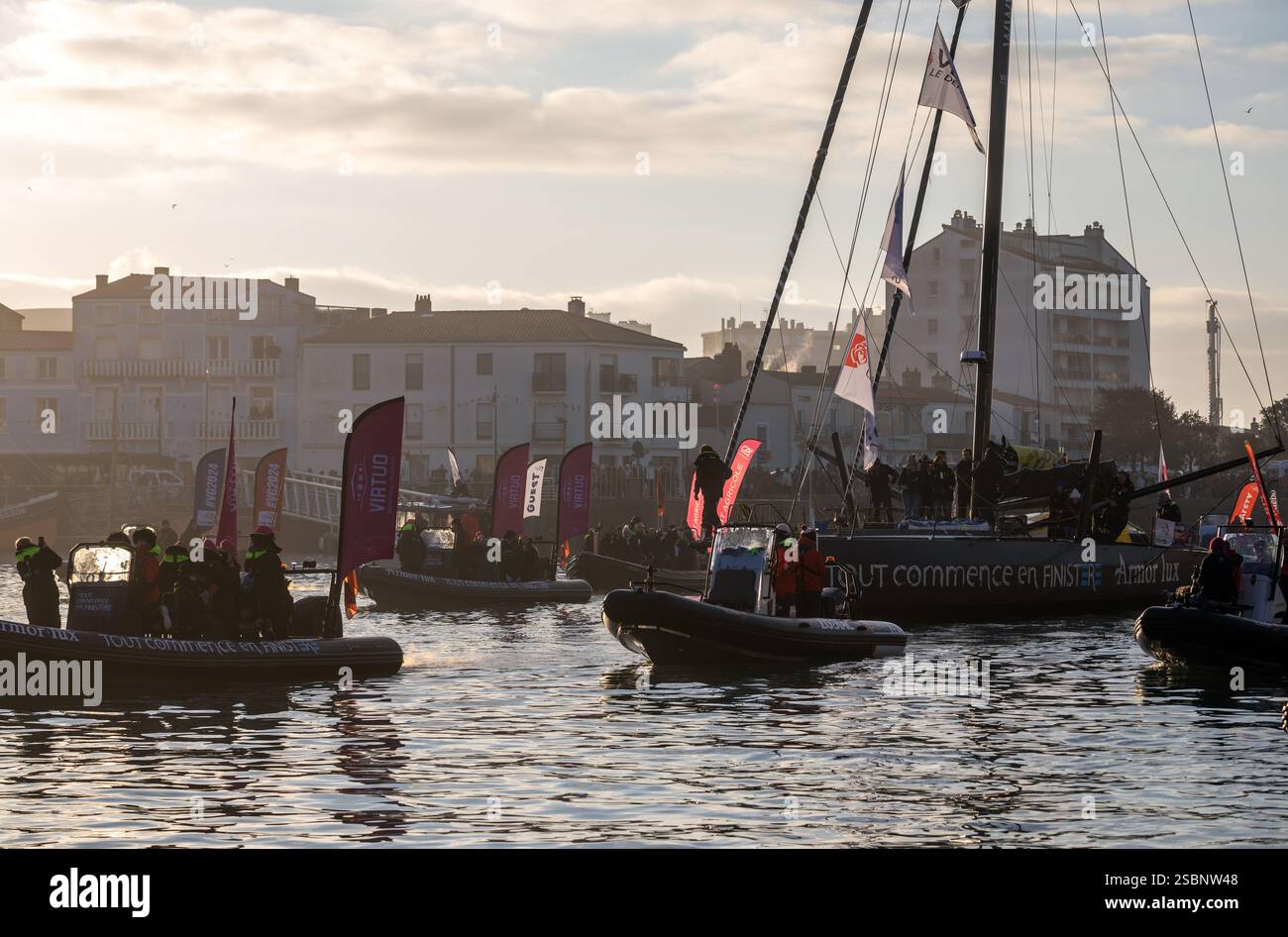 Arrivo di Jean le Cam (Tout inizia en Finistère - Armor Lux) al ventesimo posto del Vendee Globe 2024 il 4 febbraio 2025. A Les Sables d'o Foto Stock
