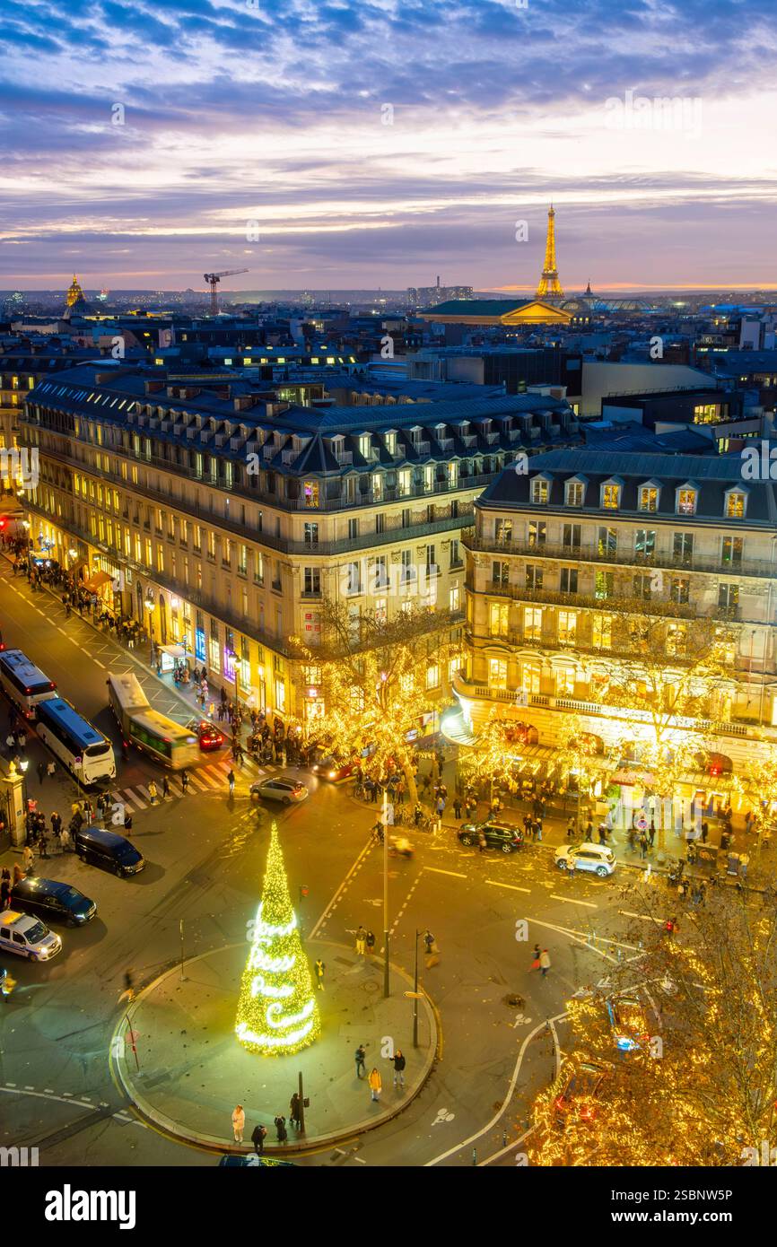 Francia, Parigi, terrazza sul tetto delle Galeries Lafayette, vista dell'Opera Garnier di Parigi e della Torre Eiffel a Natale (© SETE-Illuminations Pierre Bideau) Foto Stock