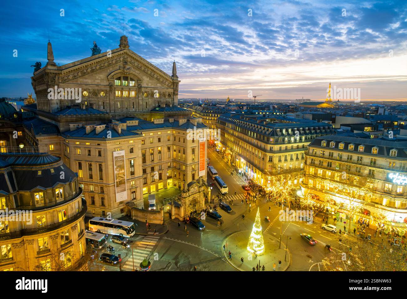 Francia, Parigi, terrazza sul tetto delle Galeries Lafayette, vista dell'Opera Garnier di Parigi e della Torre Eiffel a Natale (© SETE-Illuminations Pierre Bideau) Foto Stock