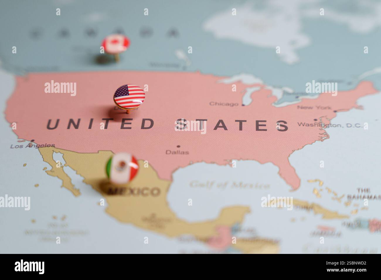 Spilla a pressione con bandiera STATUNITENSE che segna gli Stati Uniti su una mappa, con spille di posizione Messico e Canada visibili. Foto di alta qualità Foto Stock