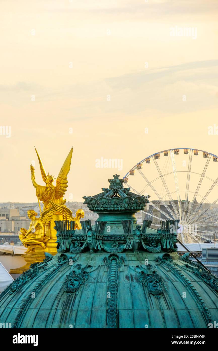 Francia, Parigi, terrazza sul tetto delle Galeries Lafayette, vista dell'Opera Garnier di Parigi e della ruota panoramica Foto Stock