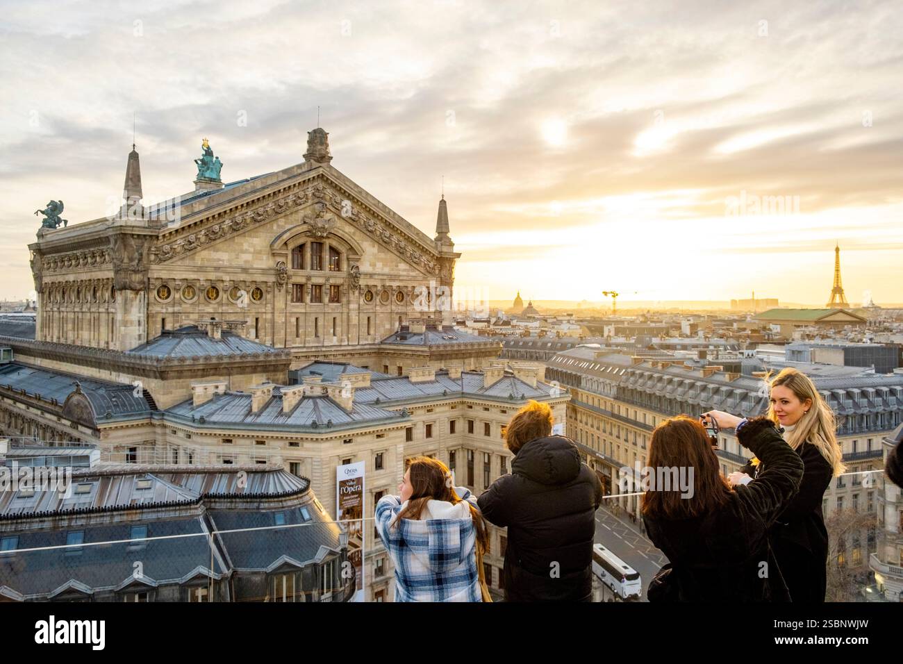 Francia, Parigi, terrazza sul tetto delle Galeries Lafayette, vista dell'Opera Garnier di Parigi e della Torre Eiffel Foto Stock