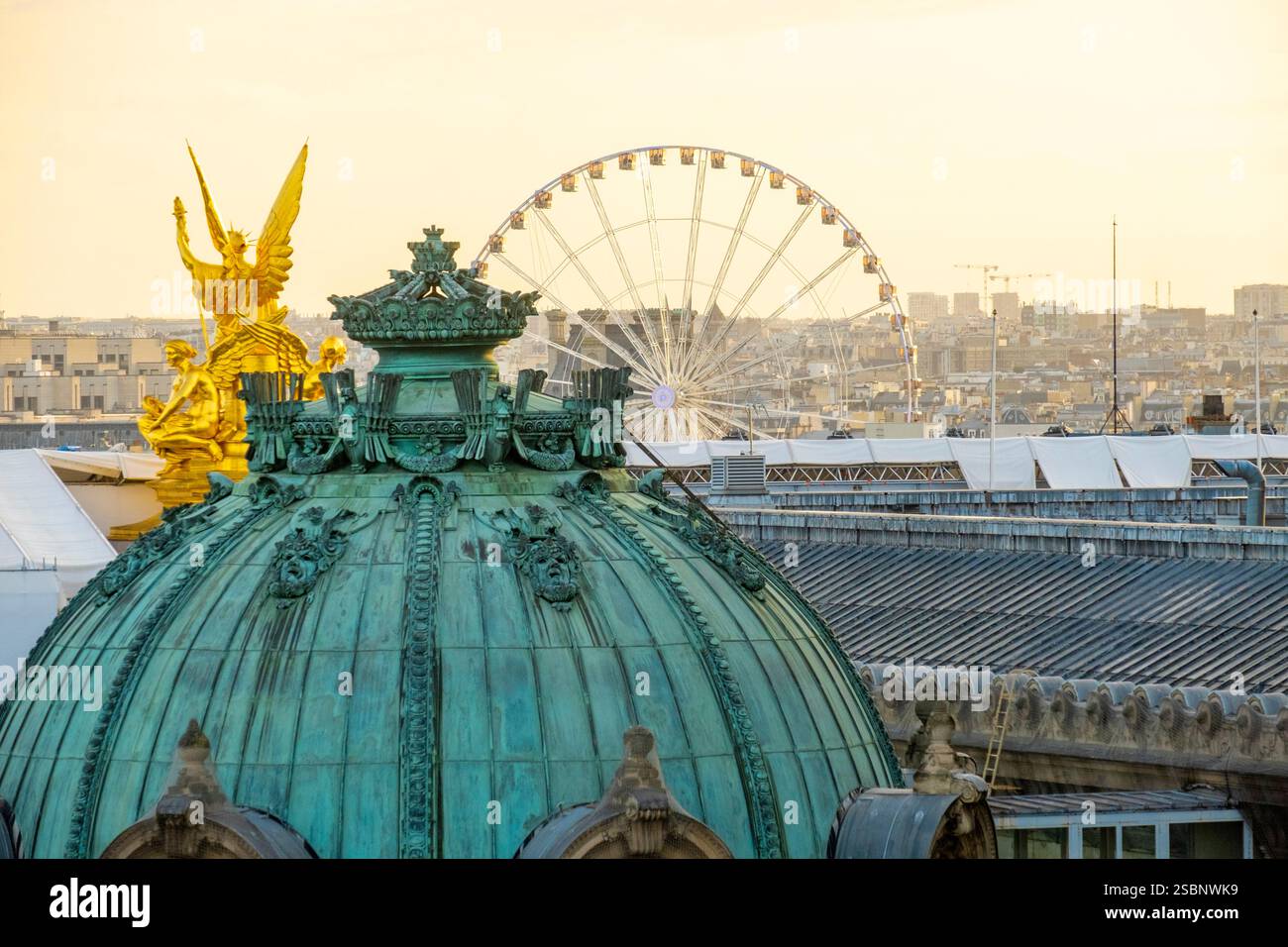 Francia, Parigi, terrazza sul tetto delle Galeries Lafayette, vista dell'Opera Garnier di Parigi e della ruota panoramica Foto Stock