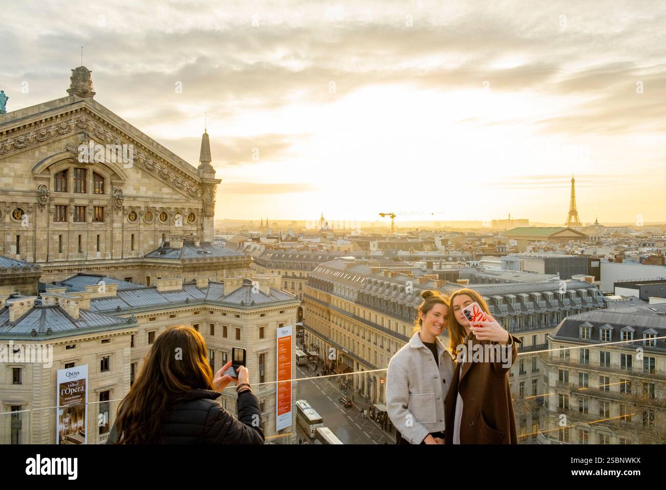 Francia, Parigi, terrazza sul tetto delle Galeries Lafayette, vista dell'Opera Garnier di Parigi e della Torre Eiffel Foto Stock
