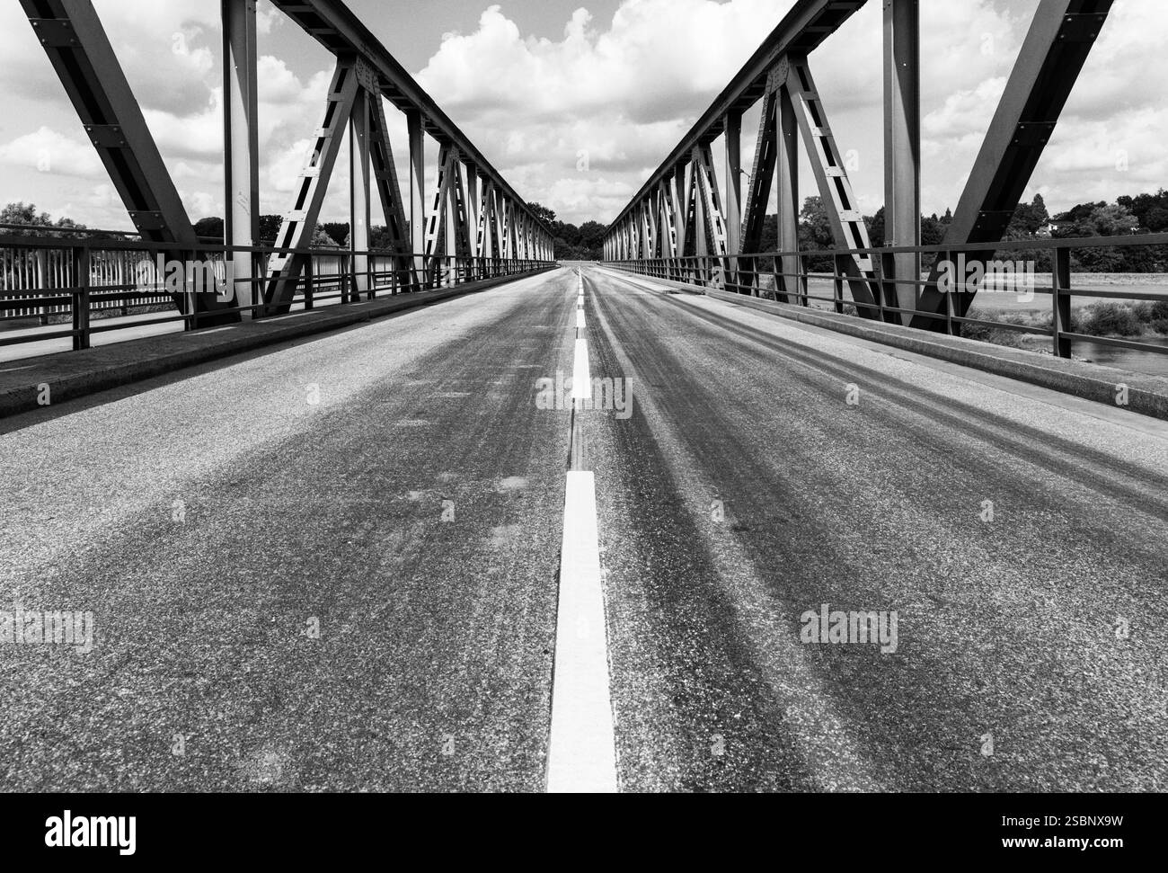Prospettiva centrata angolo basso del ponte stradale vuoto, foto in bianco e nero Foto Stock