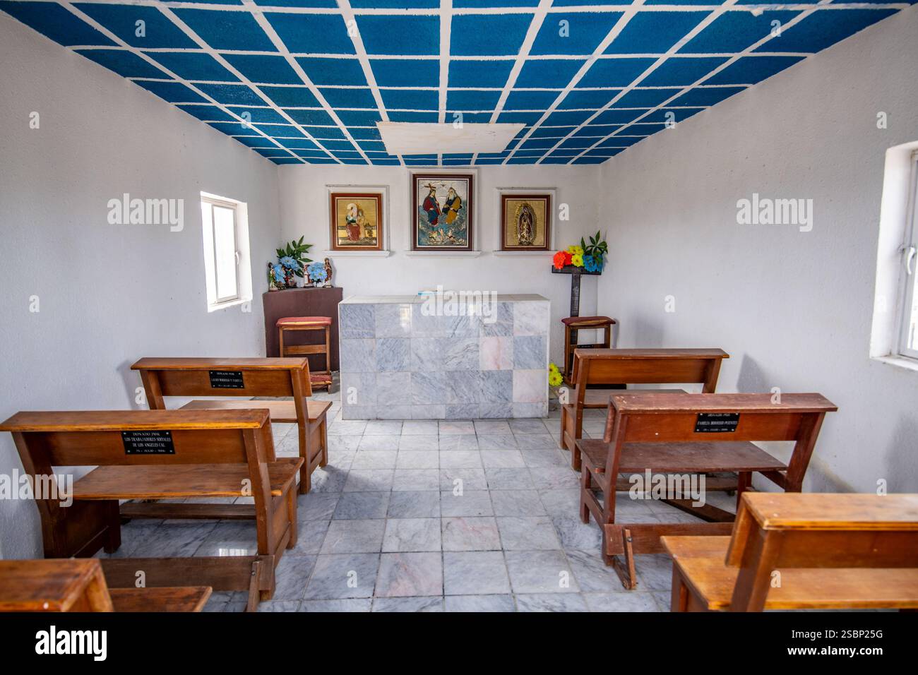 Vista interna di una piccola chiesa a Nazas, Messico Foto Stock