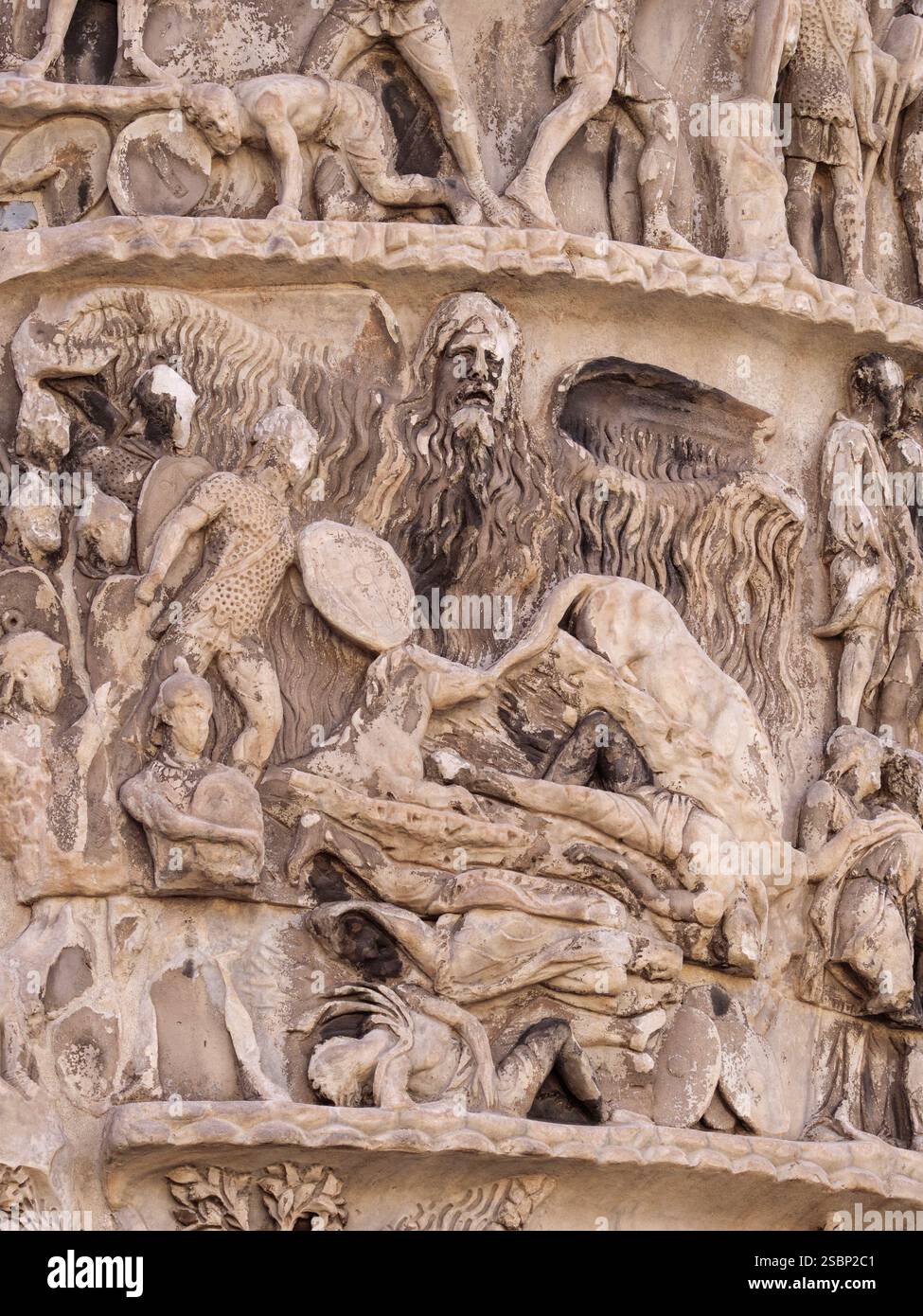 Roma. Italia. Colonna di Marcus Aurelio (193 d.C.), su Piazza colonna. Particolare di una scena di rilievo raffigurante il 'miracolo della pioggia nel territorio del Quadi Foto Stock