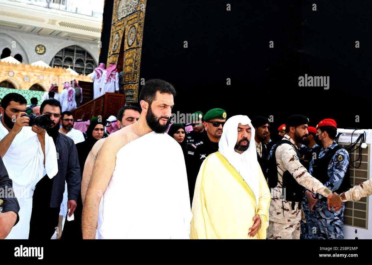 La Mecca, Arabia Saudita. 3 febbraio 2025. Il nuovo presidente siriano Ahmed al-Sharaa e la sua delegazione si esibiscono in Umrah (o «piccolo pellegrinaggio») alla Mecca, in Arabia Saudita, il 3 febbraio 2025. Foto di Balkis Press/ABACAPRESS. COM credito: Abaca Press/Alamy Live News Foto Stock
