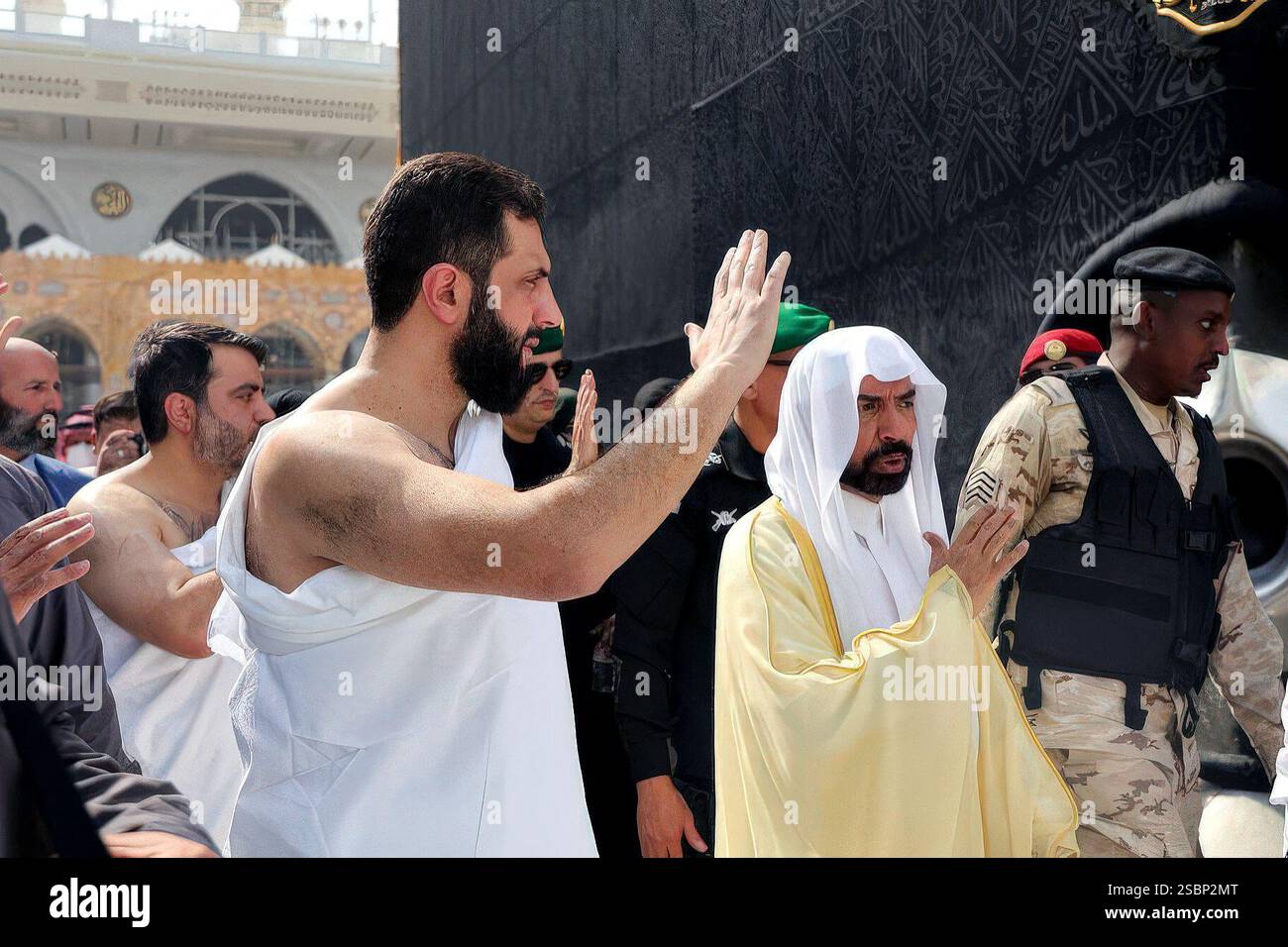 La Mecca, Arabia Saudita. 4 febbraio 2025. Il nuovo presidente siriano Ahmed al-Sharaa e la sua delegazione si esibiscono in Umrah (o «piccolo pellegrinaggio») alla Mecca, in Arabia Saudita, il 3 febbraio 2025. Foto di Balkis Press/ABACAPRESS. COM credito: Abaca Press/Alamy Live News Foto Stock