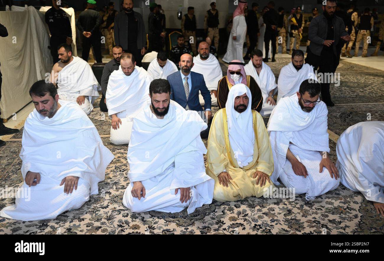 La Mecca, Arabia Saudita. 3 febbraio 2025. Il nuovo presidente siriano Ahmed al-Sharaa e la sua delegazione si esibiscono in Umrah (o «piccolo pellegrinaggio») alla Mecca, in Arabia Saudita, il 3 febbraio 2025. Foto di Balkis Press/ABACAPRESS. COM credito: Abaca Press/Alamy Live News Foto Stock