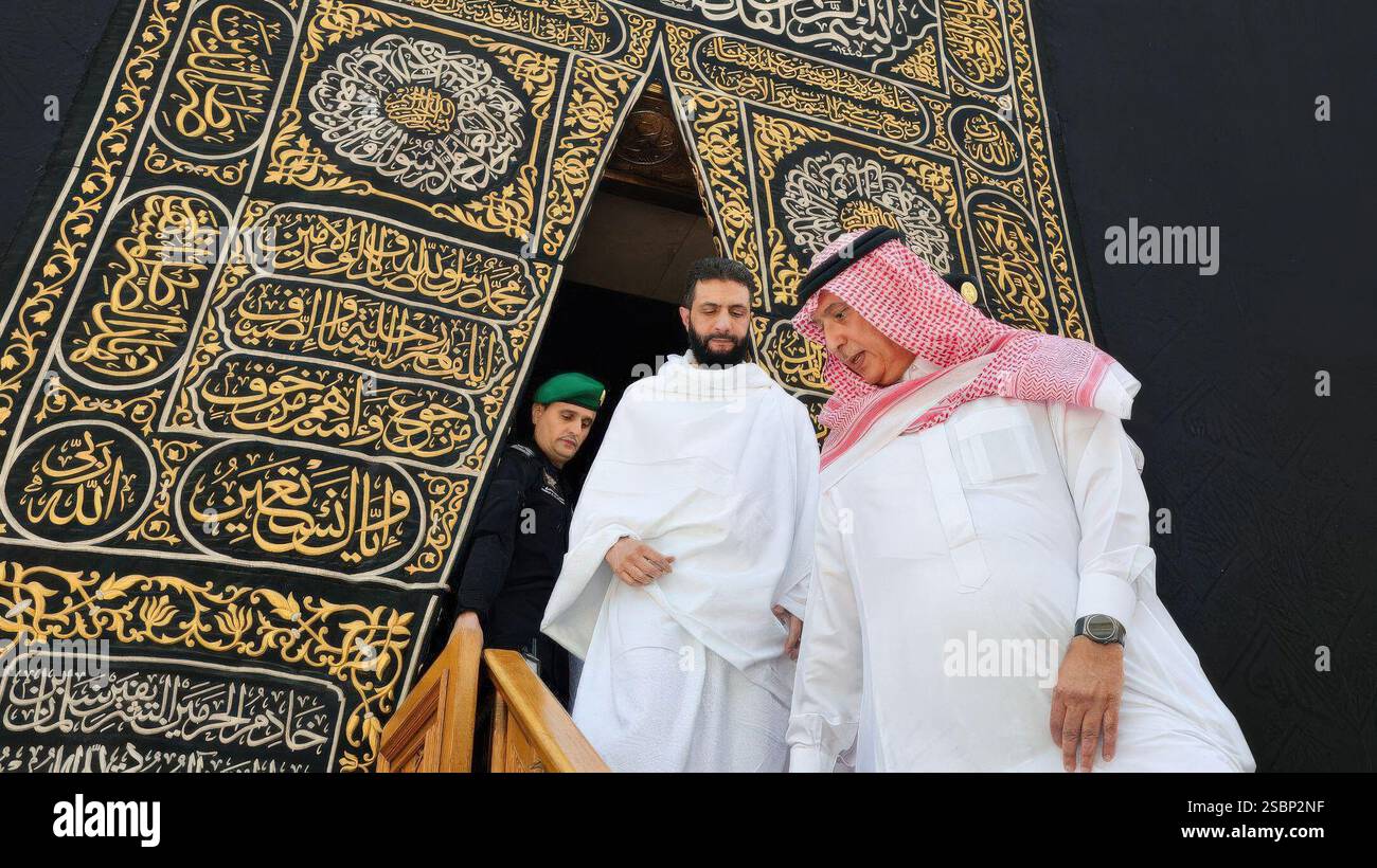 La Mecca, Arabia Saudita. 4 febbraio 2025. Il nuovo presidente siriano Ahmed al-Sharaa e la sua delegazione si esibiscono in Umrah (o «piccolo pellegrinaggio») alla Mecca, in Arabia Saudita, il 3 febbraio 2025. Foto di Balkis Press/ABACAPRESS. COM credito: Abaca Press/Alamy Live News Foto Stock