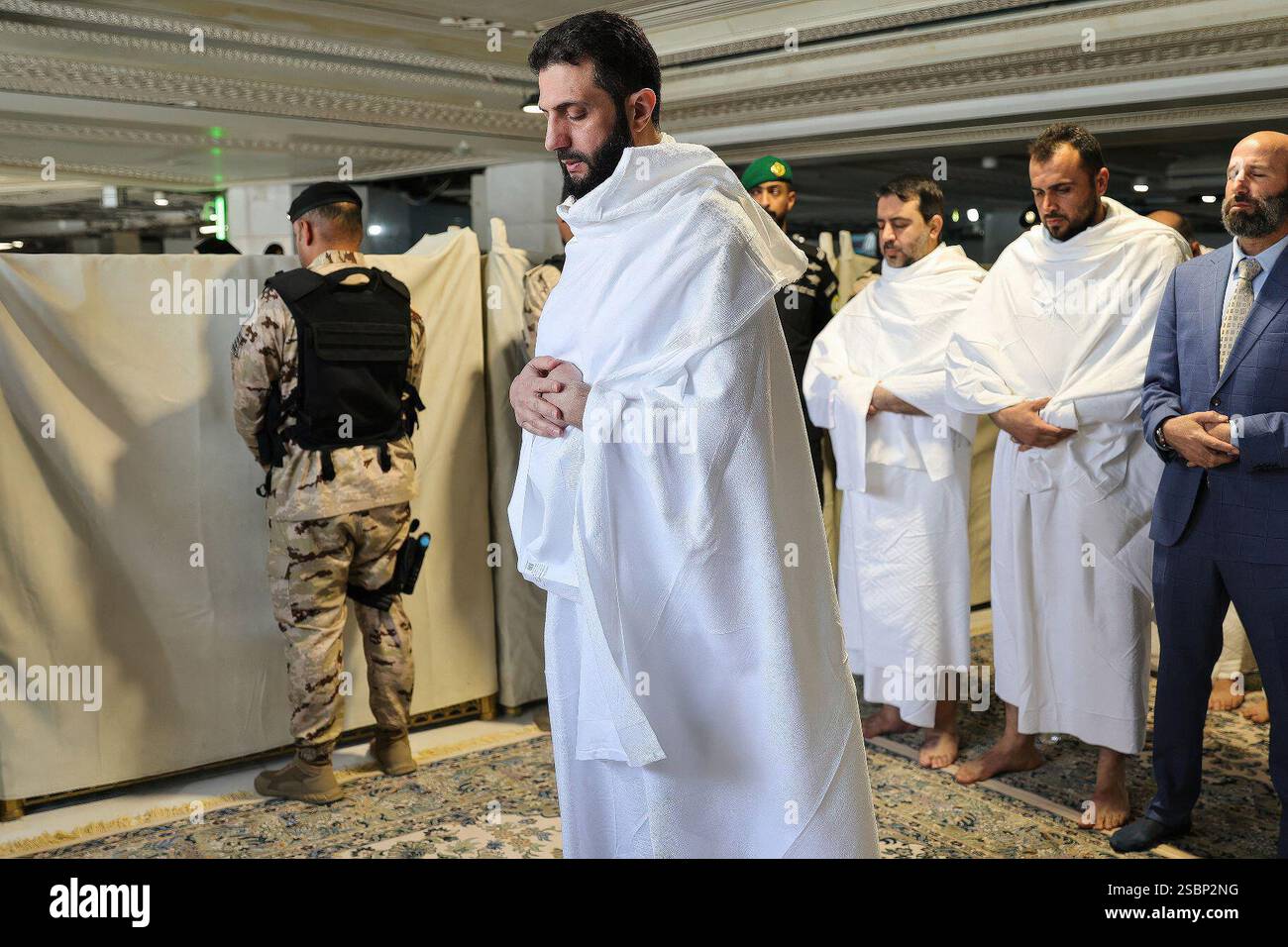 La Mecca, Arabia Saudita. 4 febbraio 2025. Il nuovo presidente siriano Ahmed al-Sharaa e la sua delegazione si esibiscono in Umrah (o «piccolo pellegrinaggio») alla Mecca, in Arabia Saudita, il 3 febbraio 2025. Foto di Balkis Press/ABACAPRESS. COM credito: Abaca Press/Alamy Live News Foto Stock