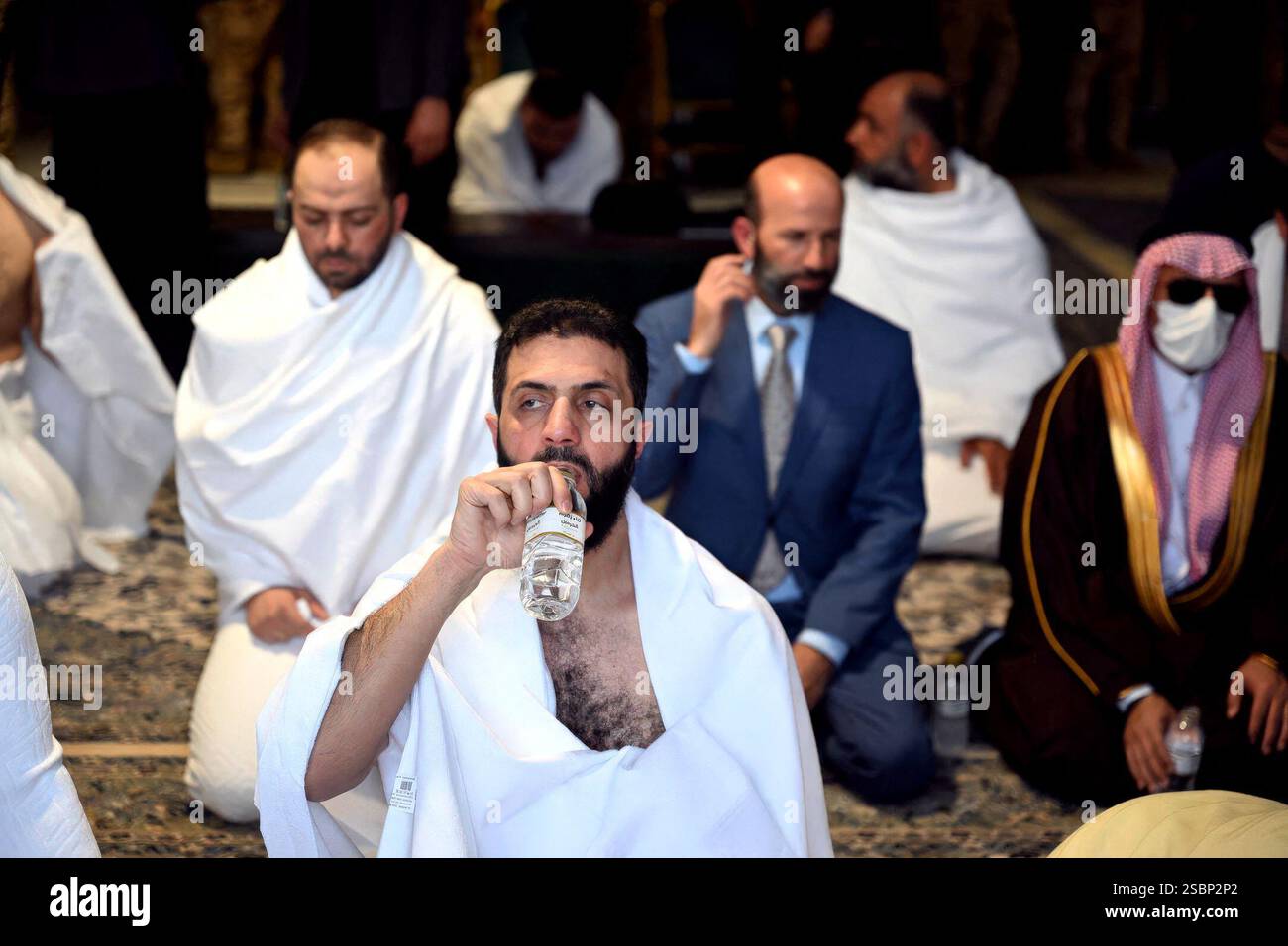 La Mecca, Arabia Saudita. 3 febbraio 2025. Il nuovo presidente siriano Ahmed al-Sharaa e la sua delegazione si esibiscono in Umrah (o «piccolo pellegrinaggio») alla Mecca, in Arabia Saudita, il 3 febbraio 2025. Foto di Balkis Press/ABACAPRESS. COM credito: Abaca Press/Alamy Live News Foto Stock