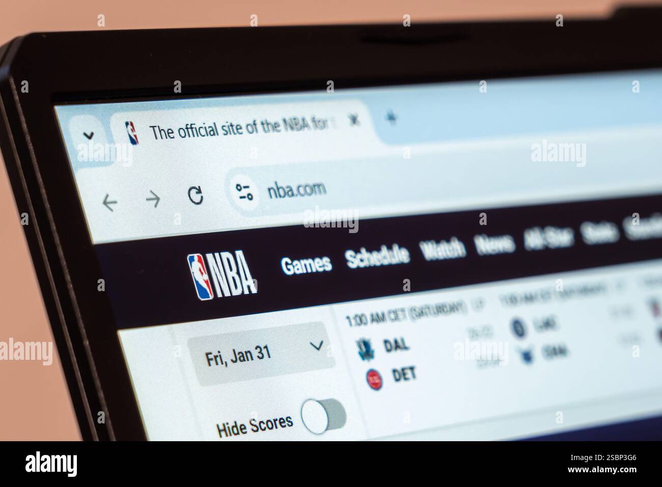 New York, Stati Uniti - 31 gennaio 2025: Homepage del sito Web NBA sullo schermo del laptop che mostra orari di gioco, punteggi e aggiornamenti delle squadre Foto Stock