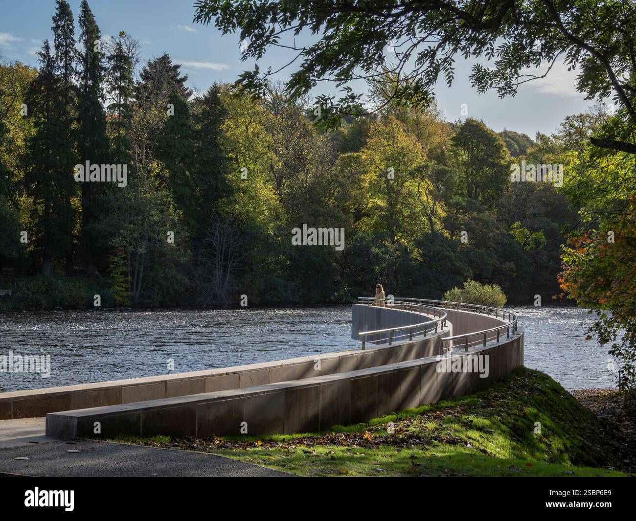 Donna in piedi sul "The Gathering Place", opera d'arte situata sulle rive del fiume Ness, Inverness, Highland, Scozia. Foto Stock