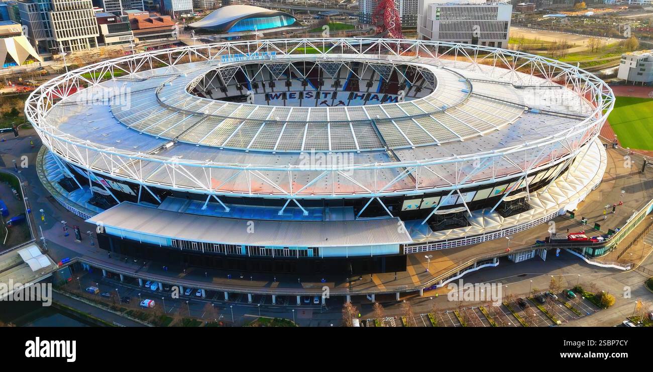 London Stadium, sede del West Ham United - veduta aerea - LONDRA, Regno Unito - 23 DICEMBRE 2024 Foto Stock