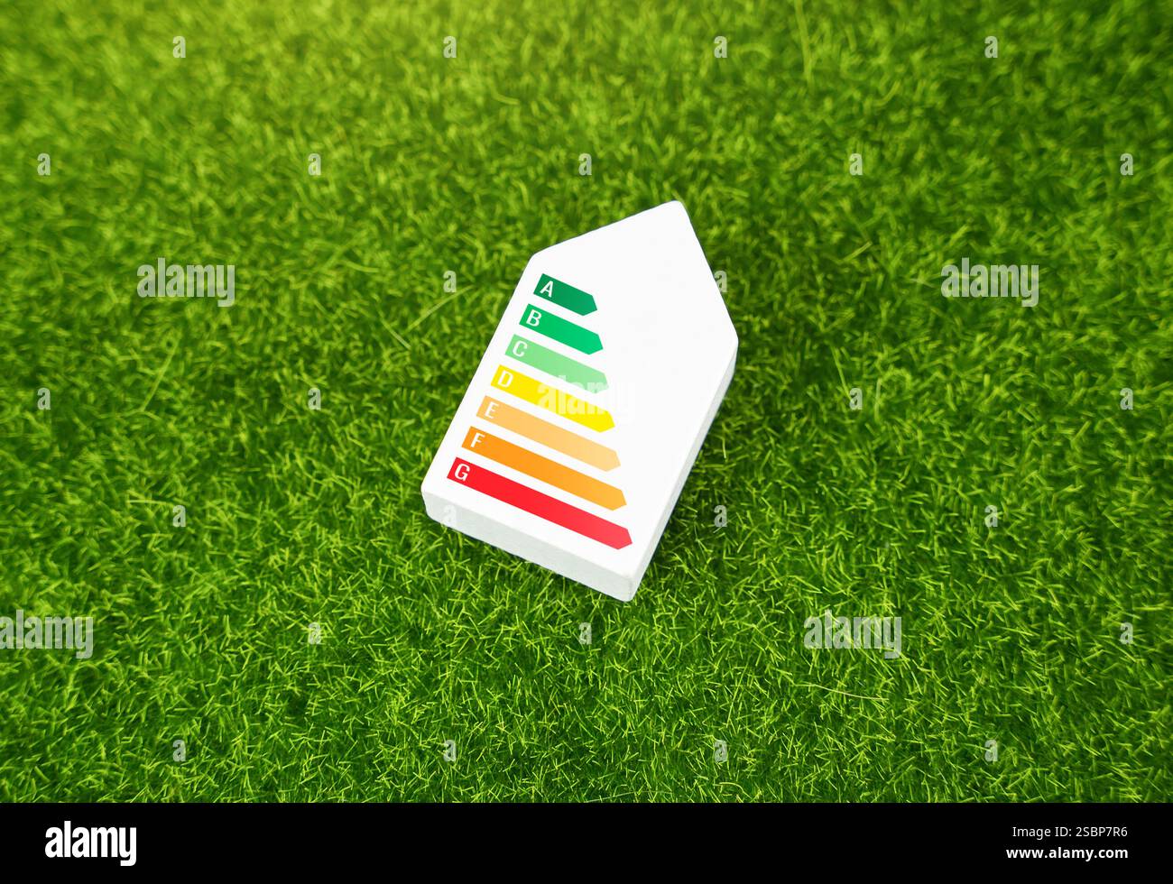 Etichetta energetica dell'Unione europea sulla casa sull'erba verde. Schema di etichettatura del consumo di energia. Autosufficienza ed economia degli alloggi. Energia elevata Foto Stock