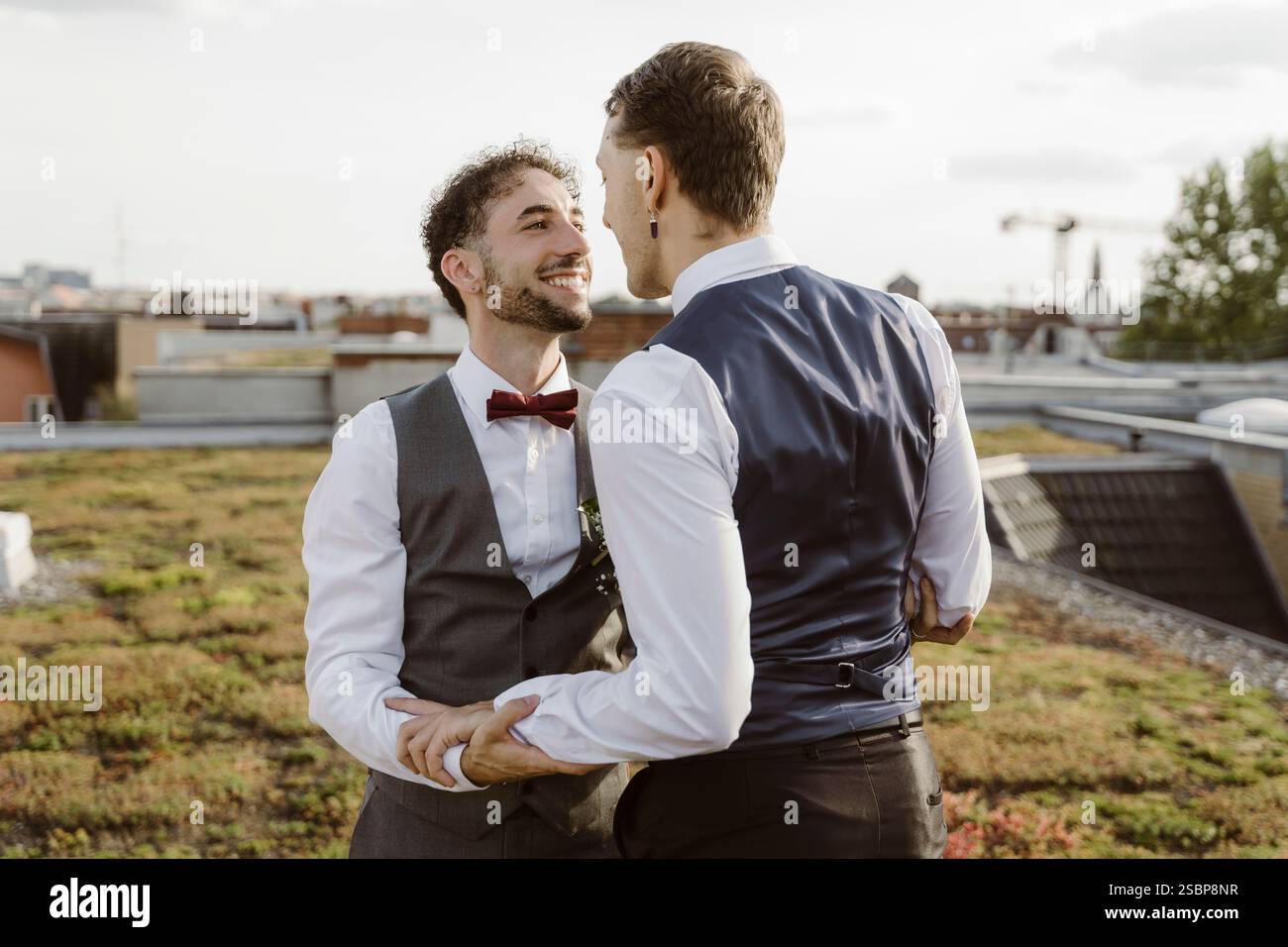 Una coppia gay romantica che si guarda mentre si trova sul tetto Foto Stock