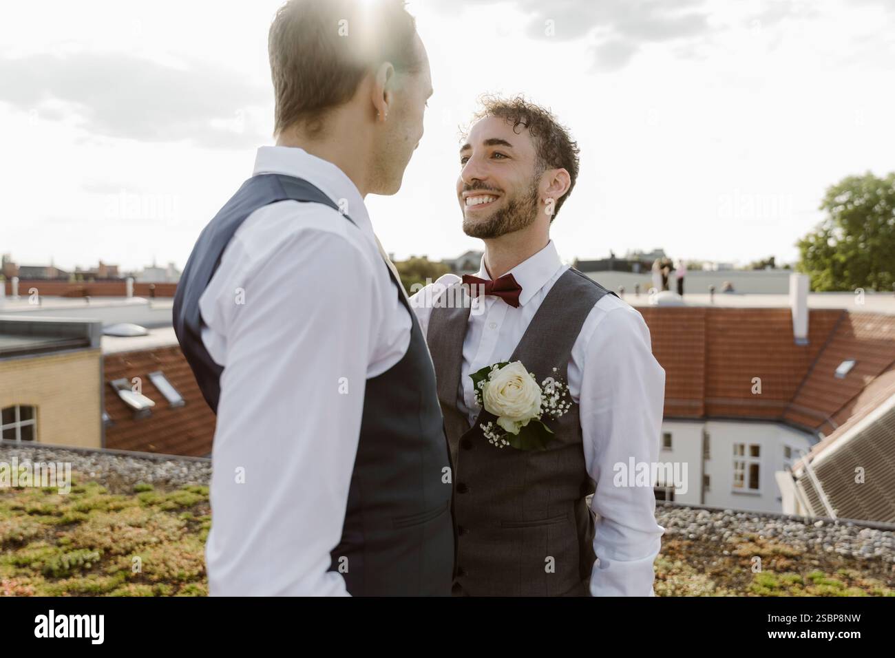 Amando una coppia gay che si guarda mentre si trova sul tetto Foto Stock