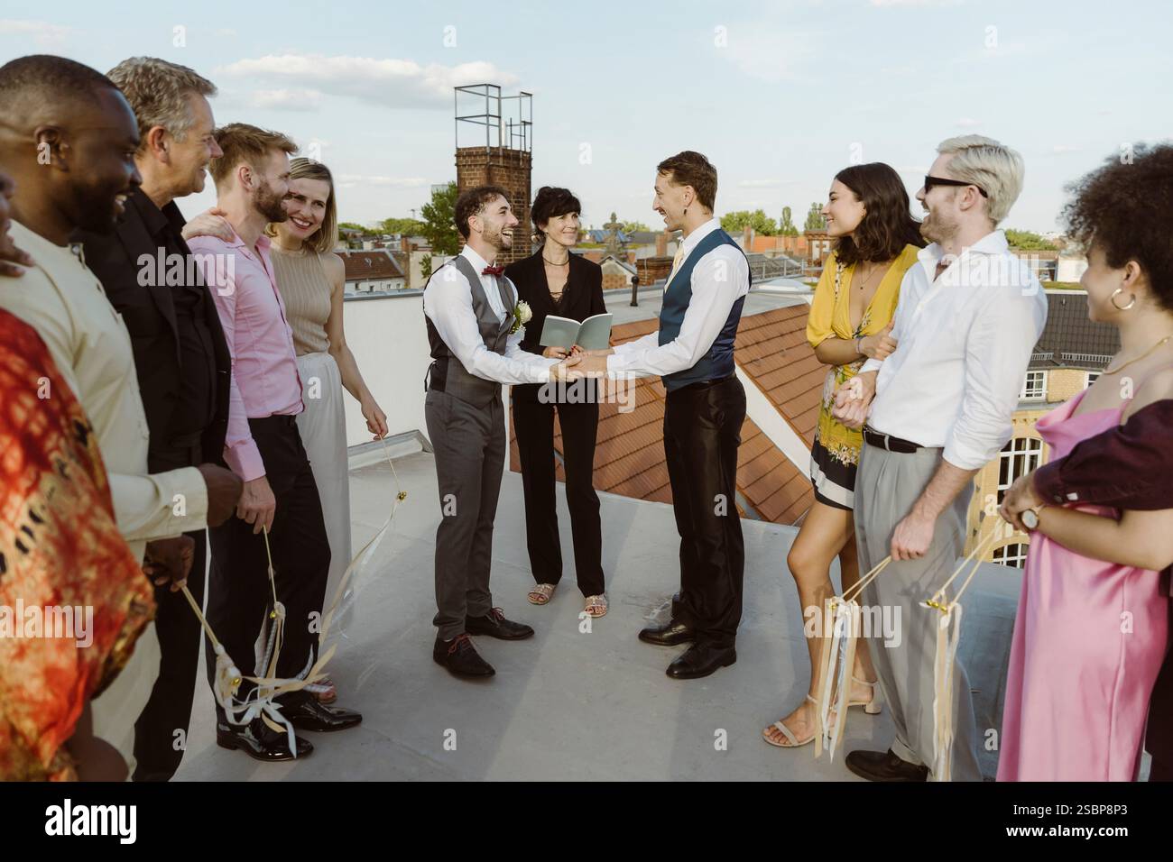 Ospiti felici in piedi con coppie gay che si scambiano voti durante la cerimonia nuziale Foto Stock