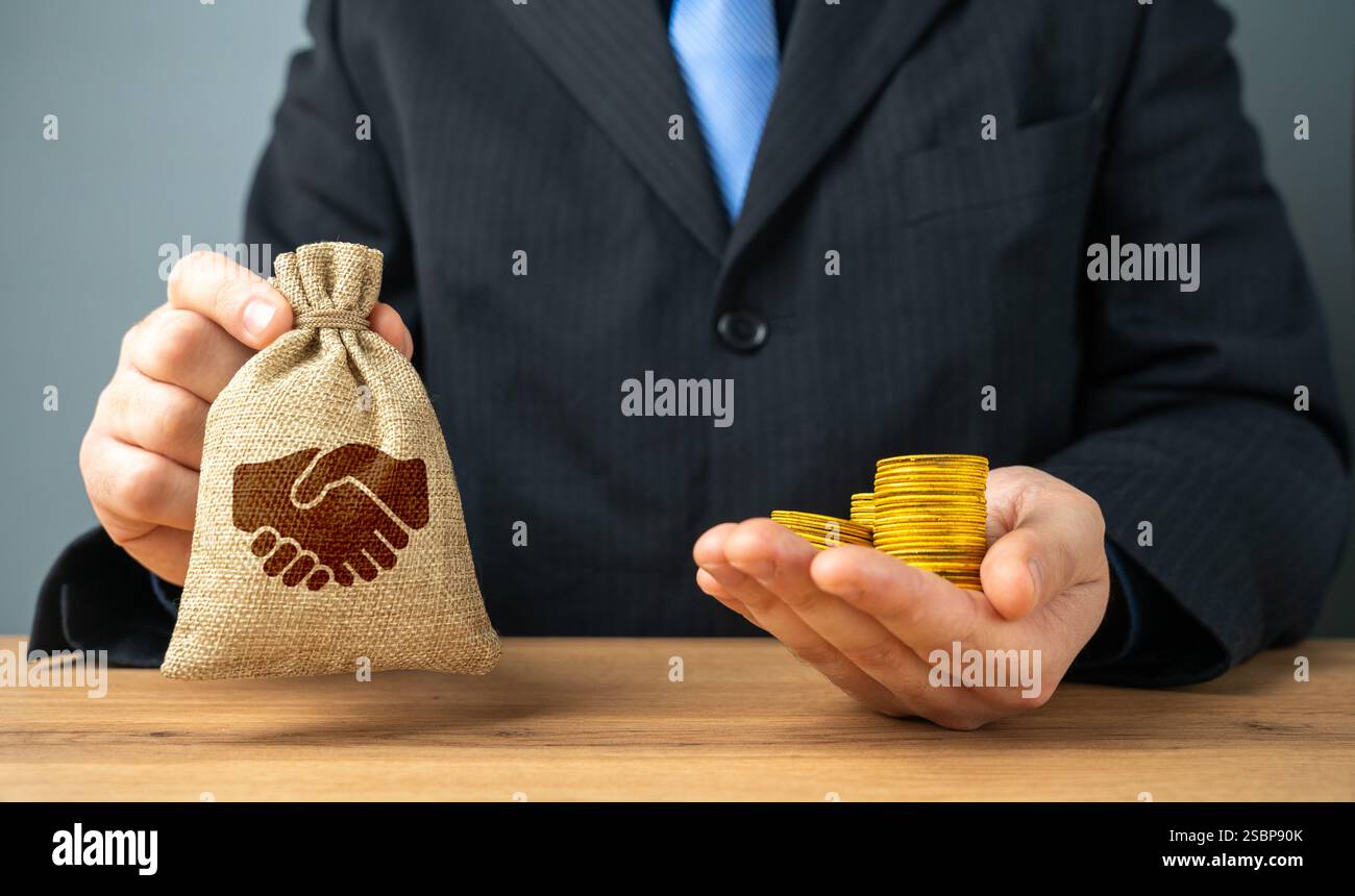 Un uomo d'affari offre accordi a pagamento. Raggiungere un compromesso. Stipulare un contratto, stipulare un accordo. Consenso alla corruzione. Permessi in cambio Foto Stock