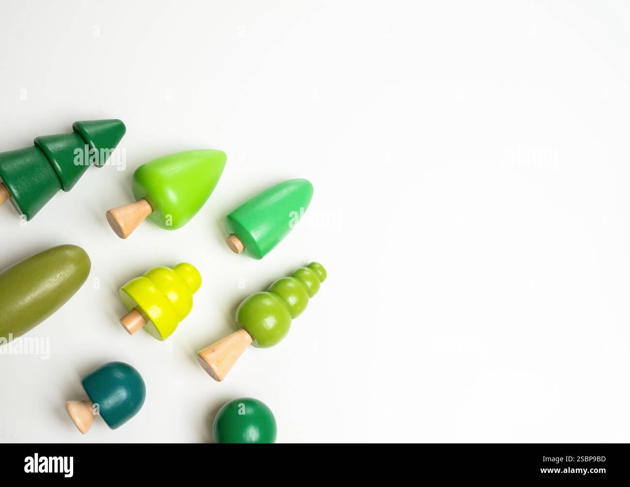 Figure ad albero disposte e sfondo bianco per il testo. Freschezza e motivi primaverili. Ecocompatibilità e naturalezza. Consapevolezza ambientale, ener verde Foto Stock