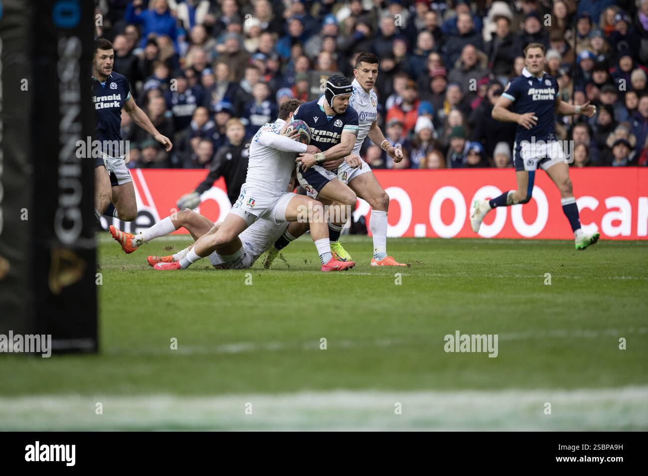 Edimburgo, Scozia, Regno Unito, 1 febbraio 2025 - Darcy Graham fa un'altra corsa straordinaria per la Scozia durante la partita. Scozia contro Italia. Foto Stock