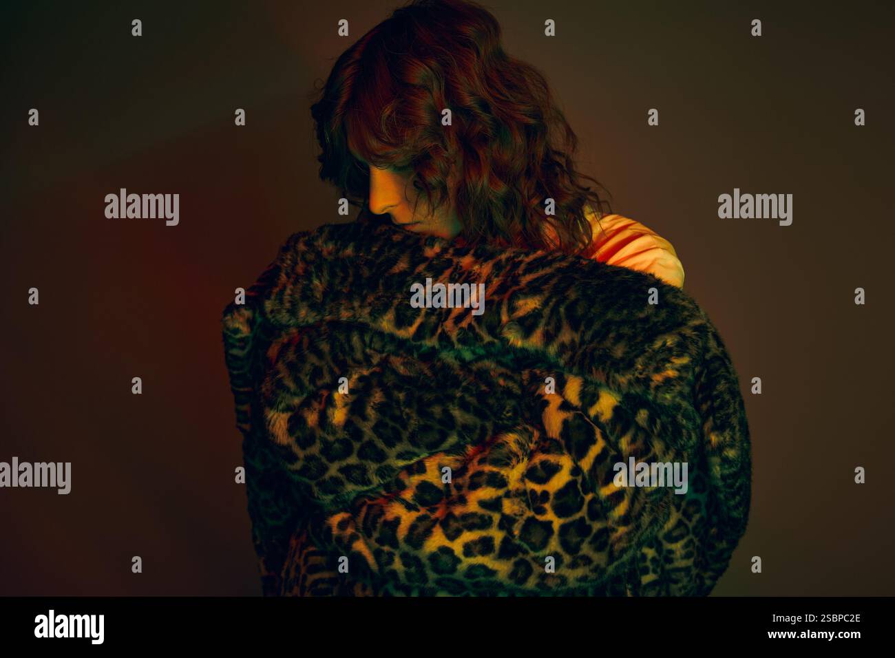 Un giovane uomo sfoggia il suo stile chic con materiali di lusso, che irradiano fiducia e fascino. Foto Stock