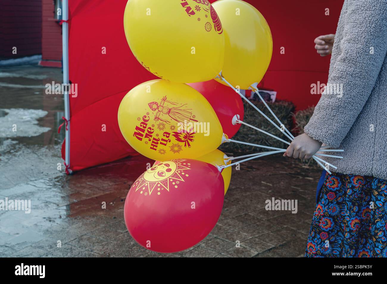 Kolomna, Russia, 17 marzo 2024. Maslenitsa. Le persone con palloncini con l'iscrizione Maslenitsa camminano a una fiera in un giorno di festa. Le vacanze della gente. T Foto Stock