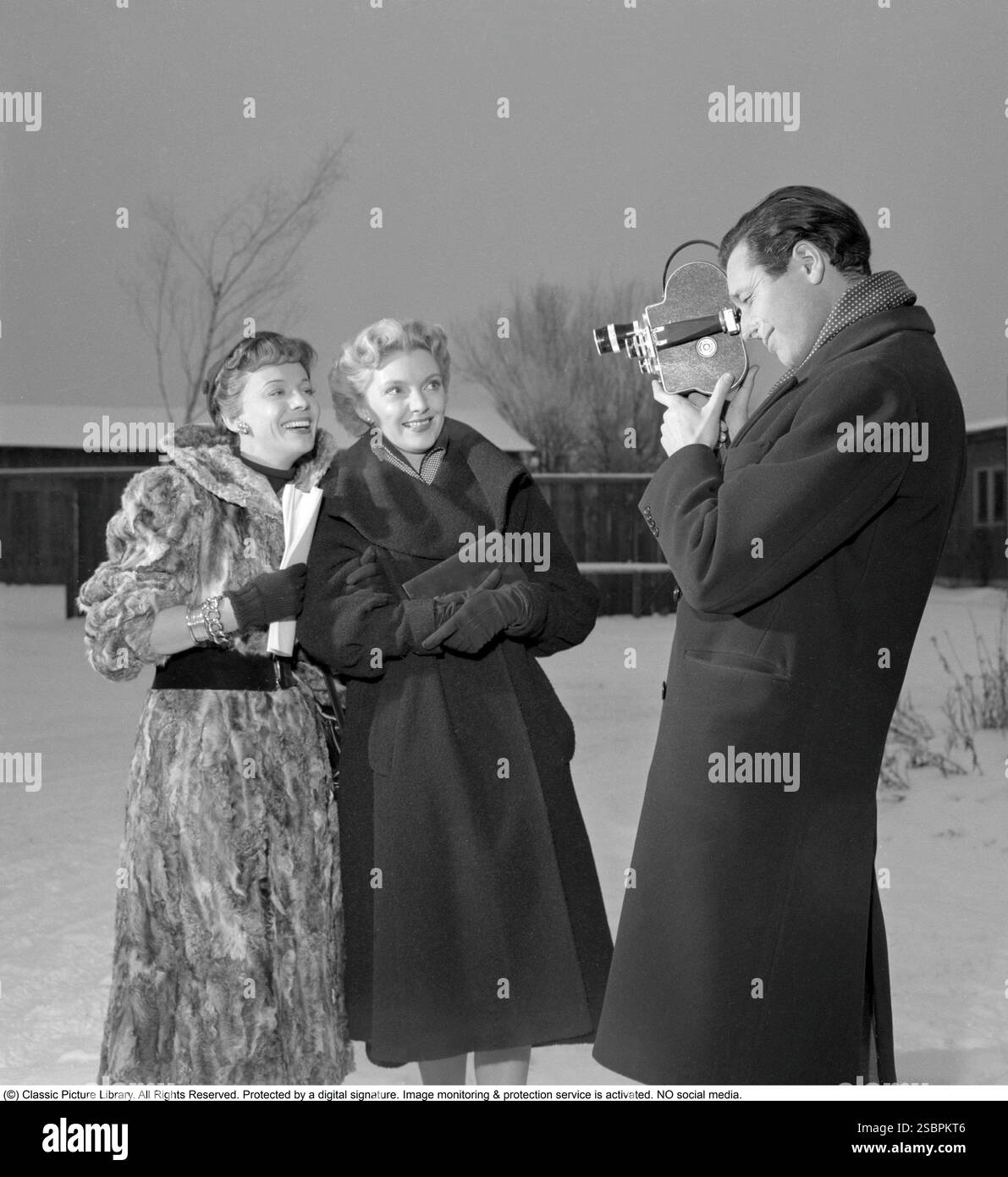 Riprese cinematografiche al Sandrew Ateljéerna 1953. Qui, durante le riprese de la meravigliosa bugia (1955) con Signe Hasso (1915-2002), attrice svedese in posa con Lillebil Kjellén a destra e con un uomo che le filma con la sua macchina fotografica. Conard rif. 2283 Foto Stock