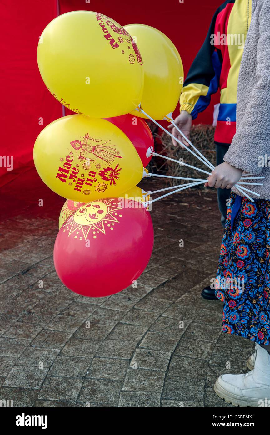 Kolomna, Russia, 17 marzo 2024. Maslenitsa. Le persone con palloncini con l'iscrizione Maslenitsa camminano a una fiera in un giorno di festa. Le vacanze della gente. T Foto Stock