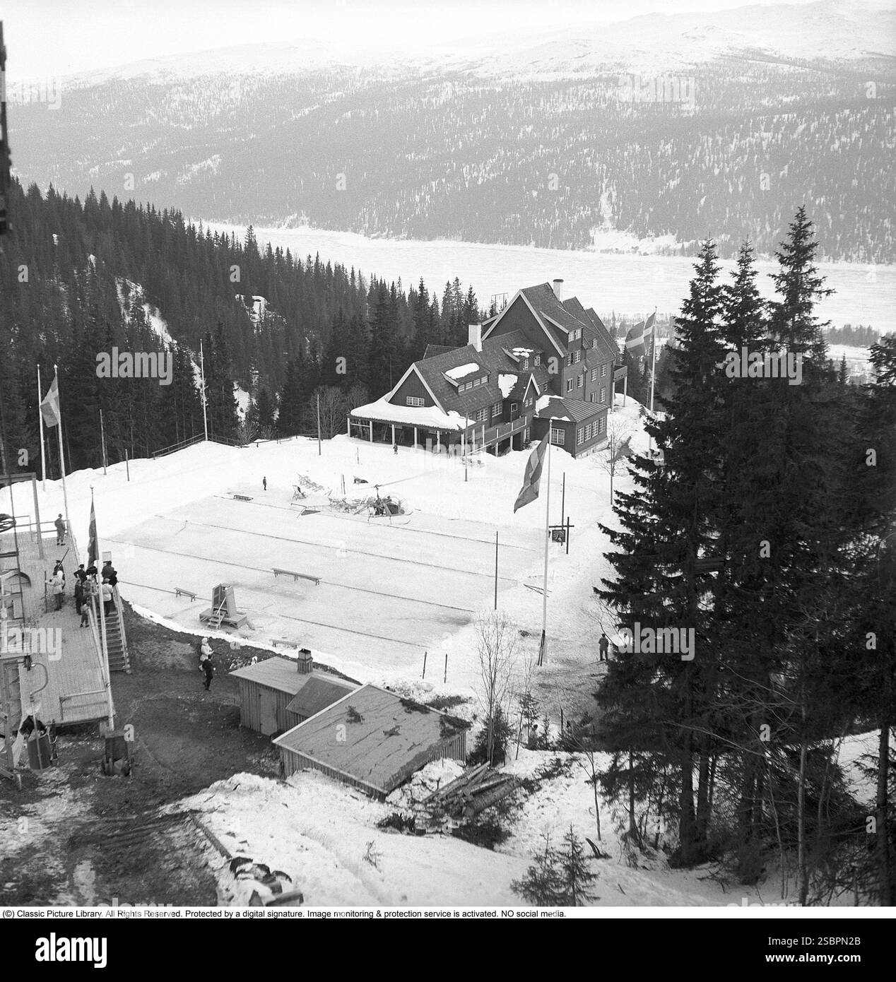 Åre 1952. Popolare località di sport invernali a Jämtland in Svezia, dove la gente va a sciare e socializzare. Åre è conosciuta per la sua lunga storia di sci e gli anni '1950 erano un periodo in cui lo sci era un'attrazione sportiva e turistica in crescita. La foto viene scattata durante il giorno della cerimonia di apertura dello skilift di Åre il 5 aprile 1952. Il Direttore generale delle Ferrovie statali svedesi SJ ha parlato all'inaugurazione. Fu il primo impianto di risalita di Åre. Foto Stock