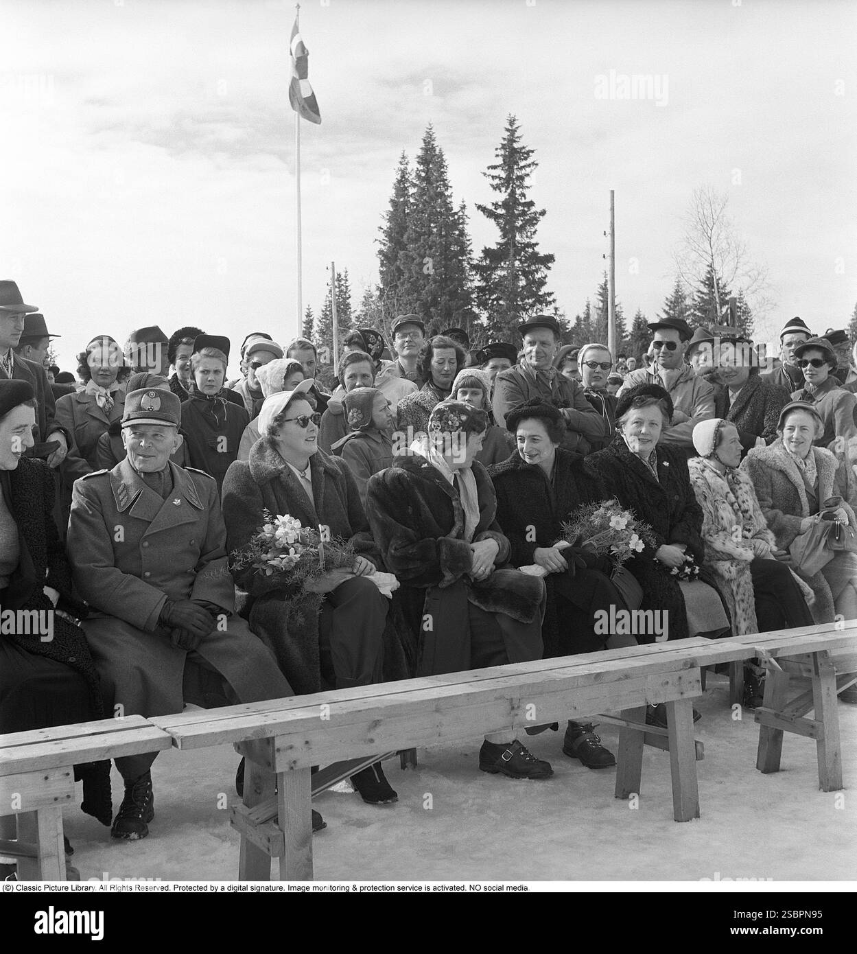 Åre 1952. Popolare località di sport invernali a Jämtland in Svezia, dove la gente va a sciare e socializzare. Åre è conosciuta per la sua lunga storia di sci e gli anni '1950 erano un periodo in cui lo sci era un'attrazione sportiva e turistica in crescita. La foto viene scattata durante il giorno della cerimonia di apertura dello skilift di Åre il 5 aprile 1952. Il Direttore generale delle Ferrovie statali svedesi SJ ha parlato all'inaugurazione. Fu il primo impianto di risalita di Åre. Foto Stock