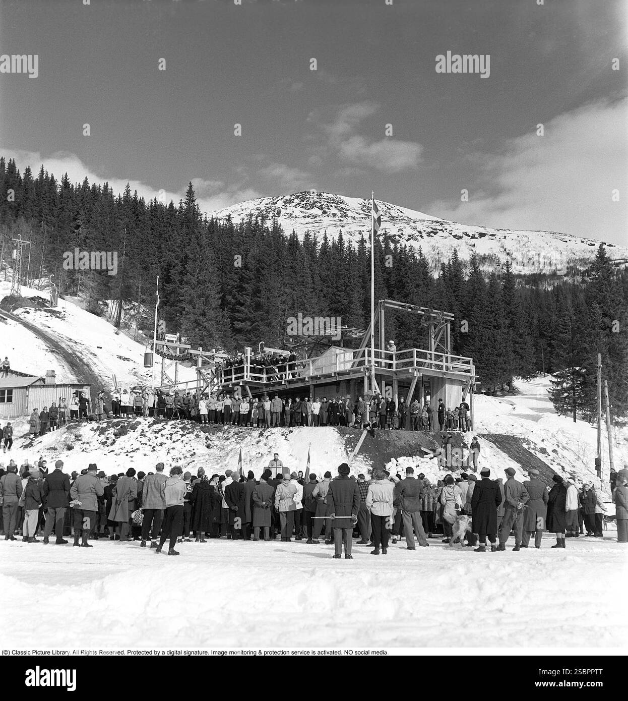 Åre 1952. Popolare località di sport invernali a Jämtland in Svezia, dove la gente va a sciare e socializzare. Åre è conosciuta per la sua lunga storia di sci e gli anni '1950 erano un periodo in cui lo sci era un'attrazione sportiva e turistica in crescita. La foto viene scattata durante il giorno della cerimonia di apertura dello skilift di Åre il 5 aprile 1952. Il Direttore generale delle Ferrovie statali svedesi SJ ha parlato all'inaugurazione. Fu il primo impianto di risalita di Åre. Foto Stock