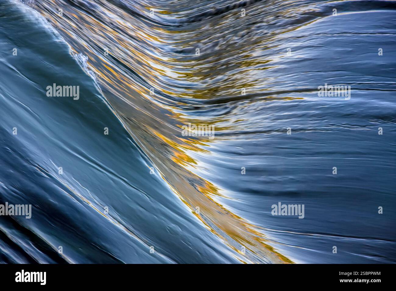 Un bel riflesso dell'acqua e del cielo. L'acqua sembra essere di colore blu intenso e il riflesso viene catturato in modo da farla sembrare Foto Stock