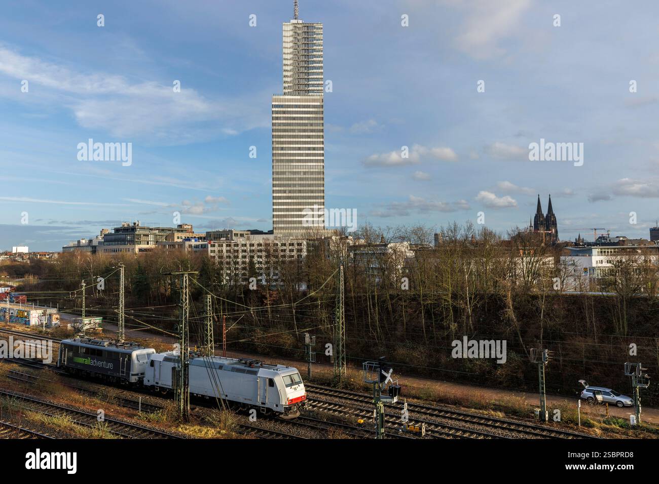 Combinazione di due locomotive in pista vicino a Mediapark, all'edificio alto KoelnTurm e alla cattedrale di Colonia, Germania. Verbund von zwei Lokomotiven Foto Stock