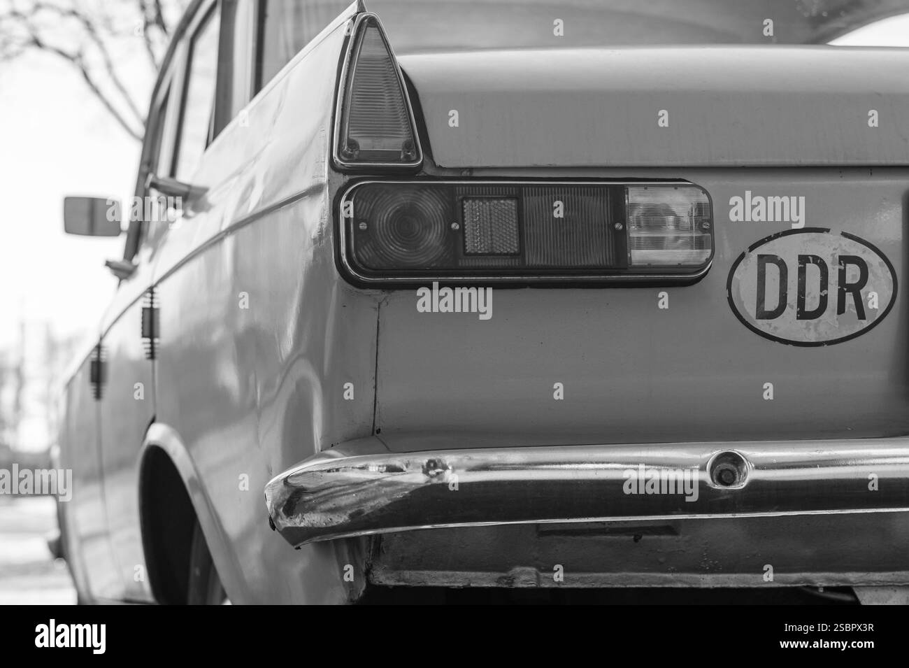 Vecchia auto d'epoca russa con il segno DDR dell'ex Repubblica Democratica tedesca in fotografia in bianco e nero Foto Stock